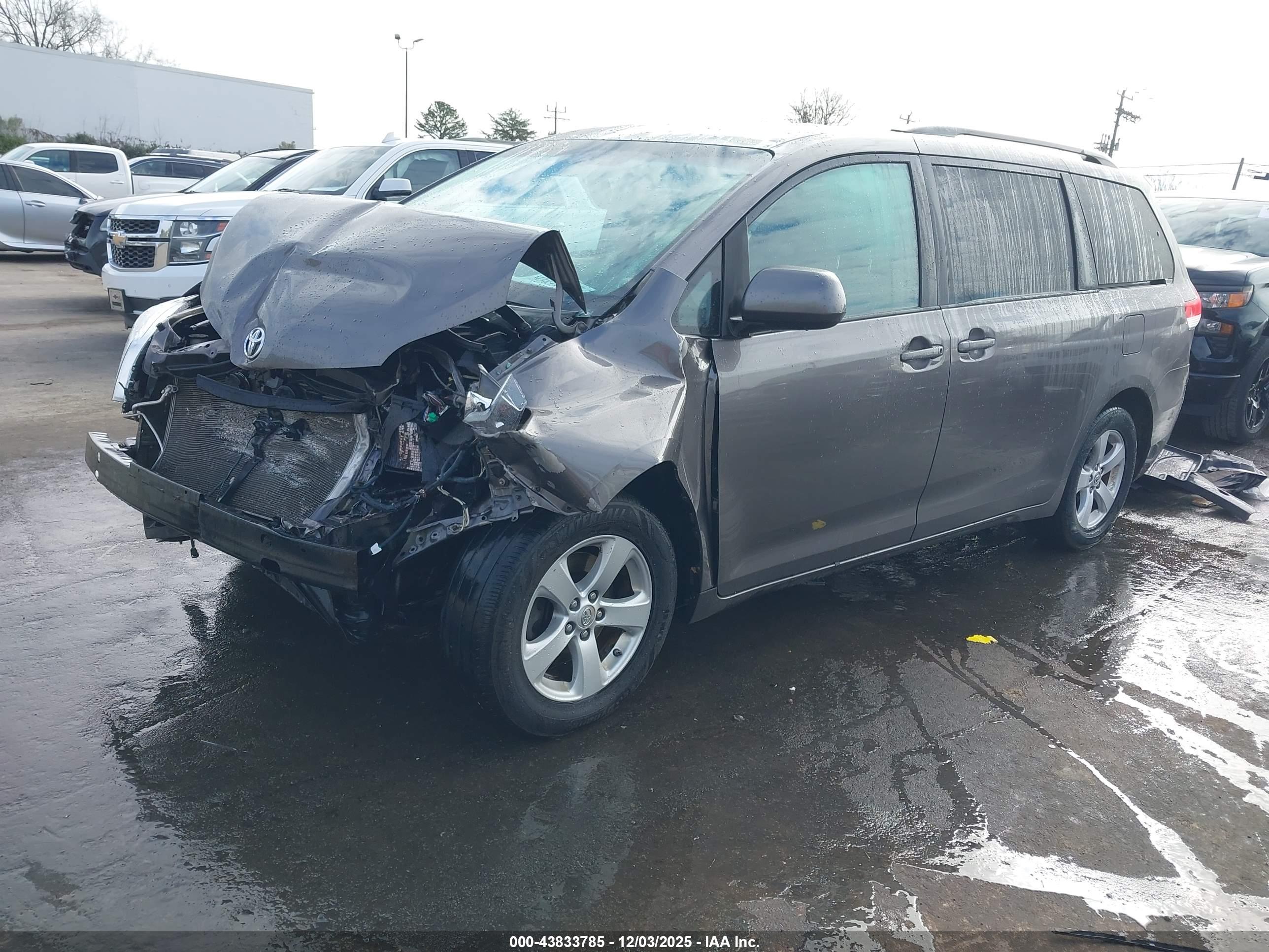 TOYOTA SIENNA image 2