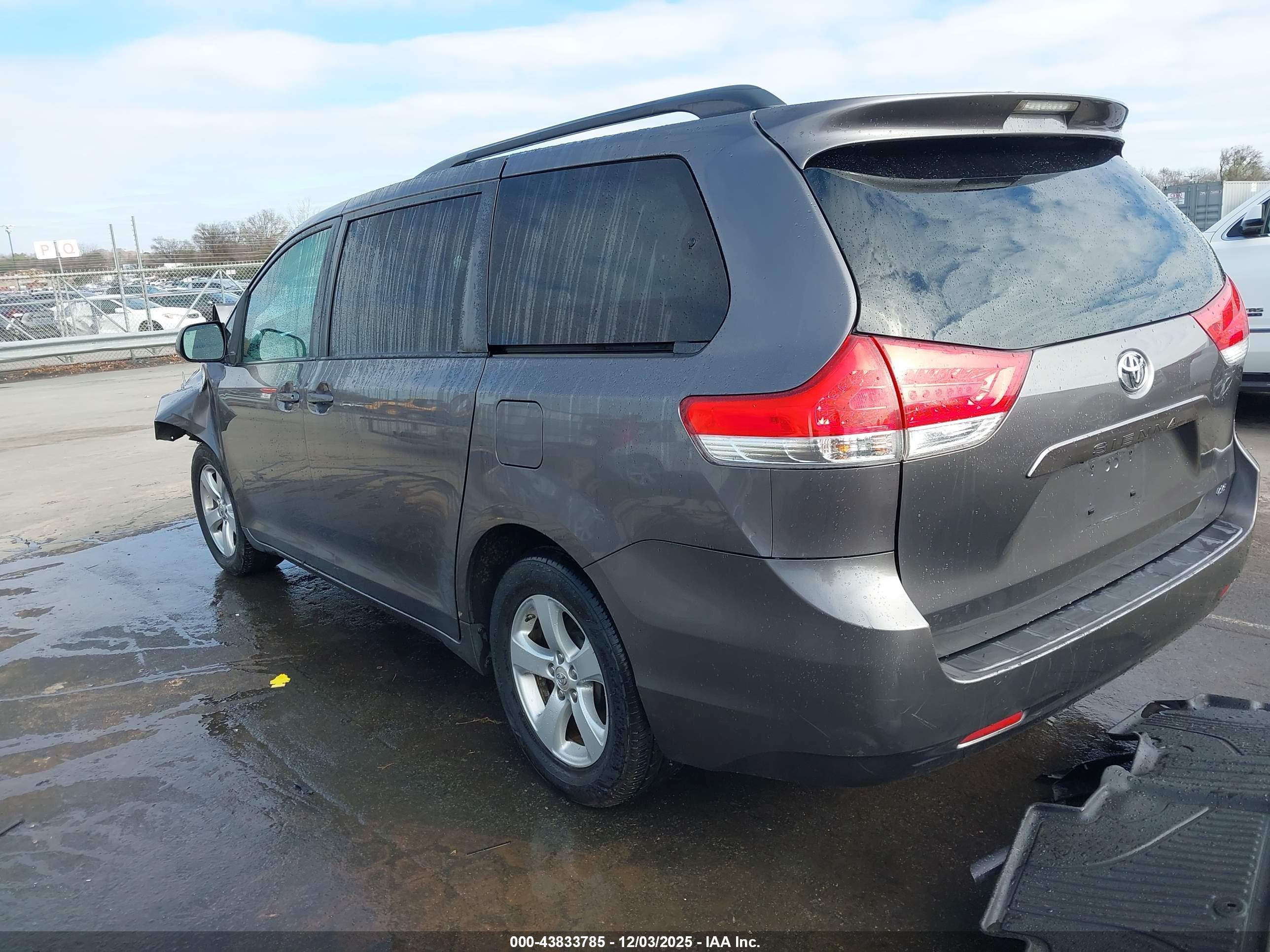 TOYOTA SIENNA image 3