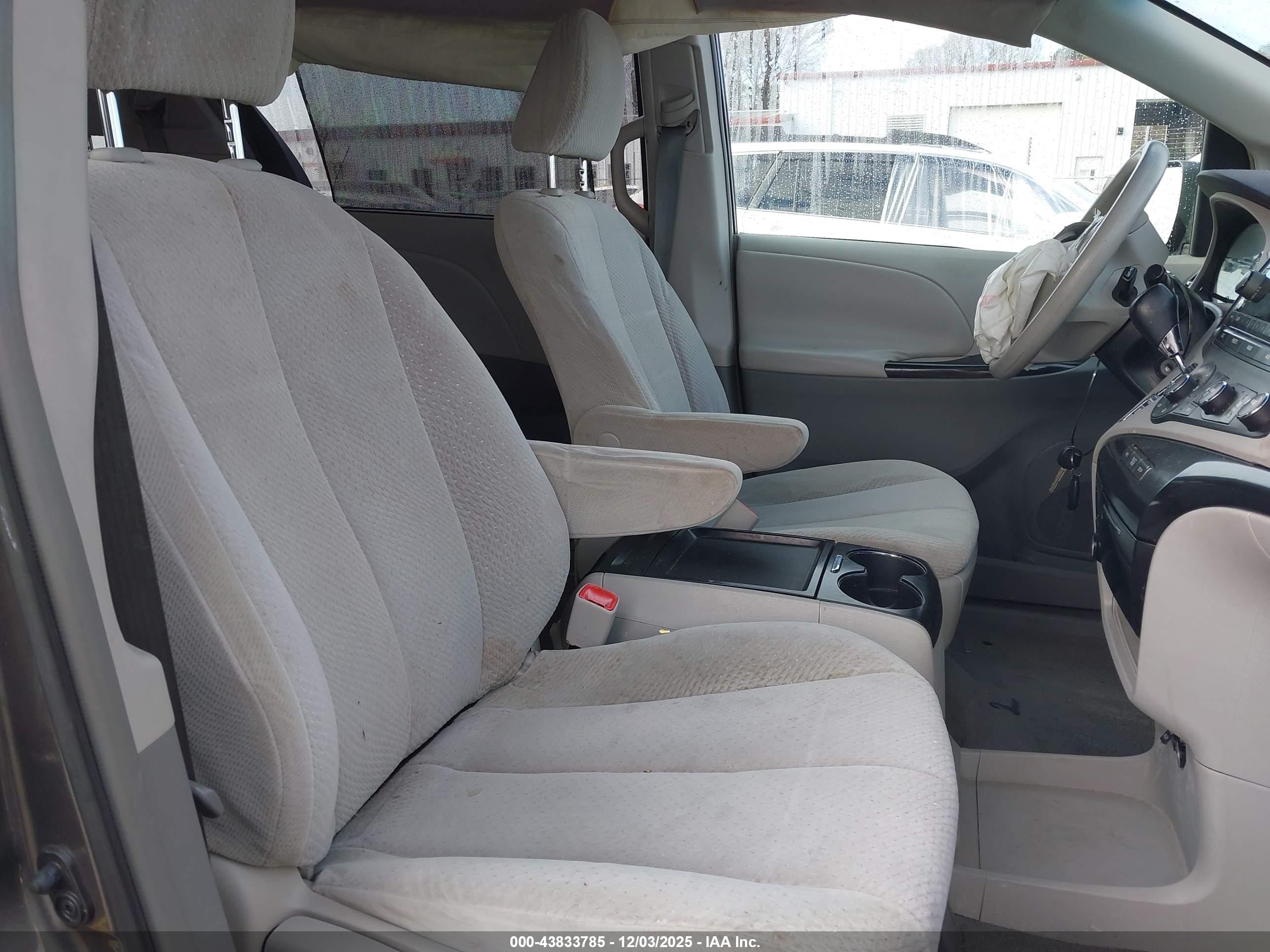 TOYOTA SIENNA image 5