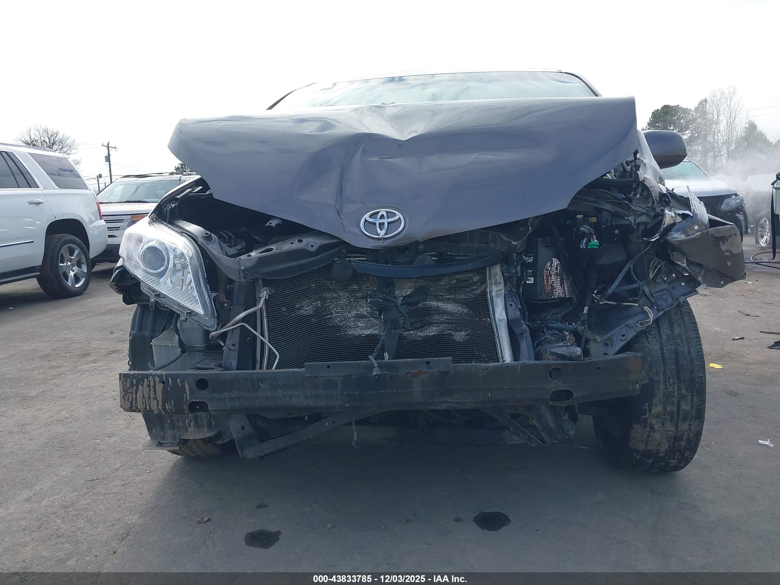 TOYOTA SIENNA image 6