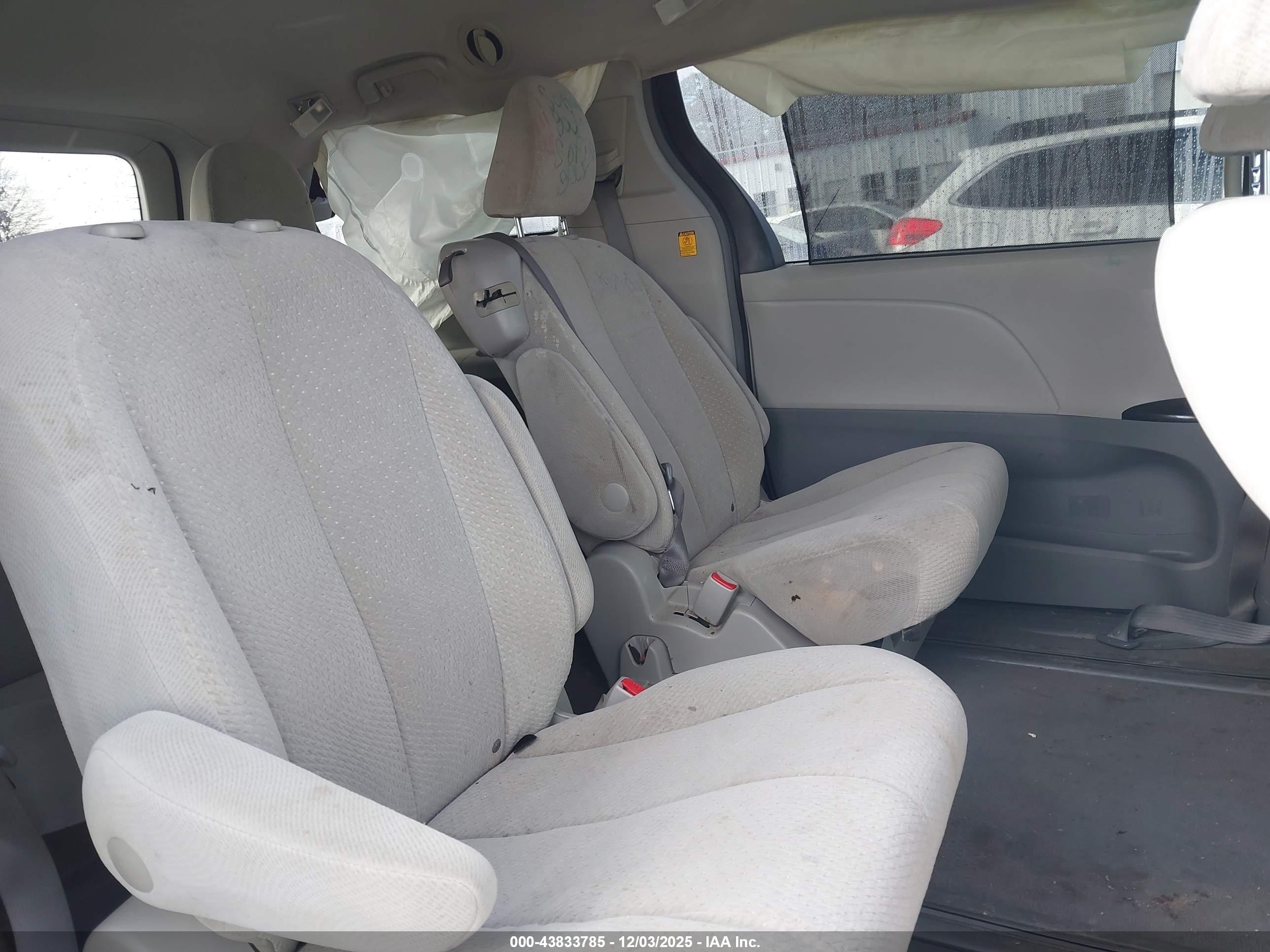 TOYOTA SIENNA image 8