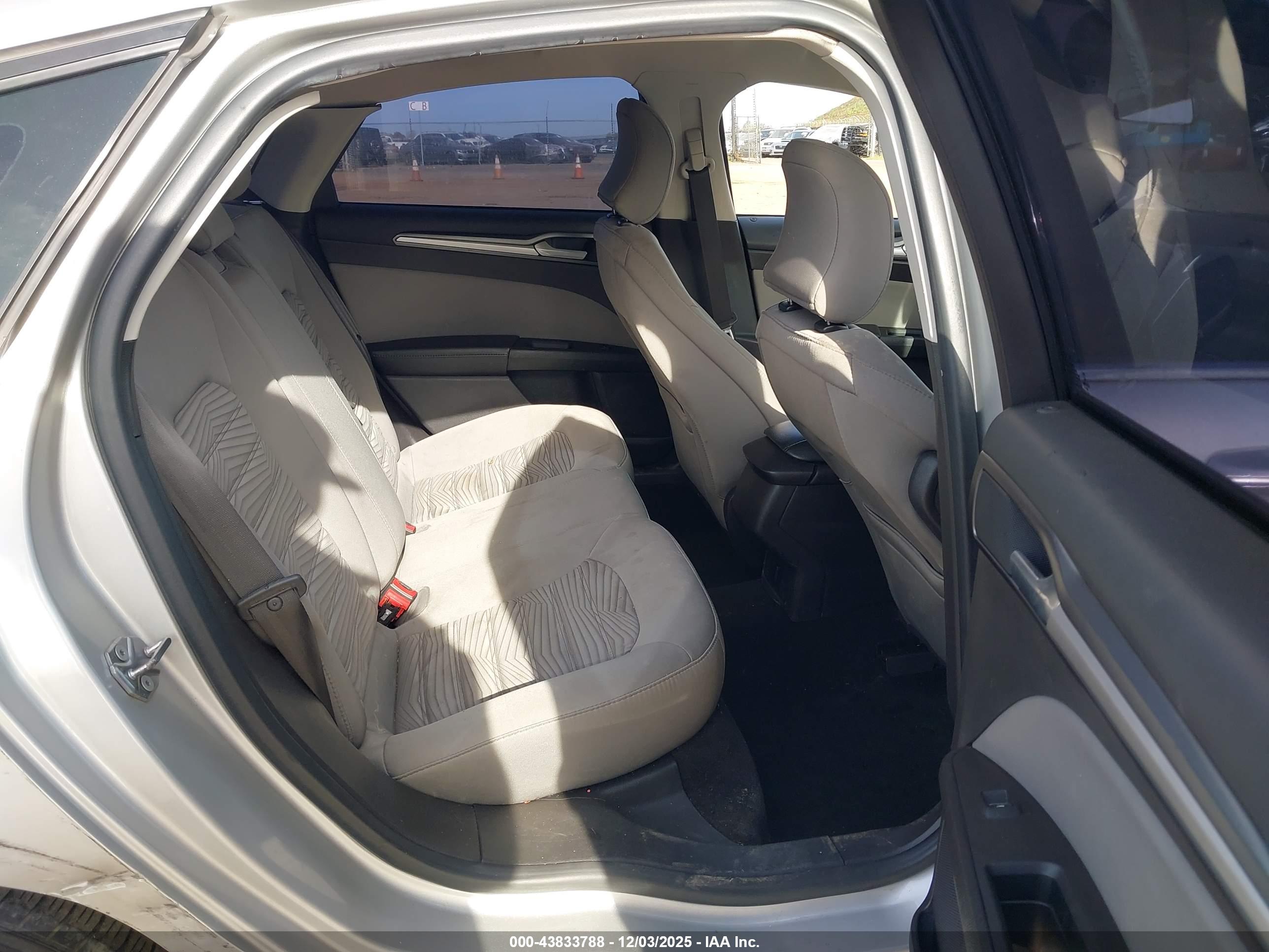 FORD FUSION image 8