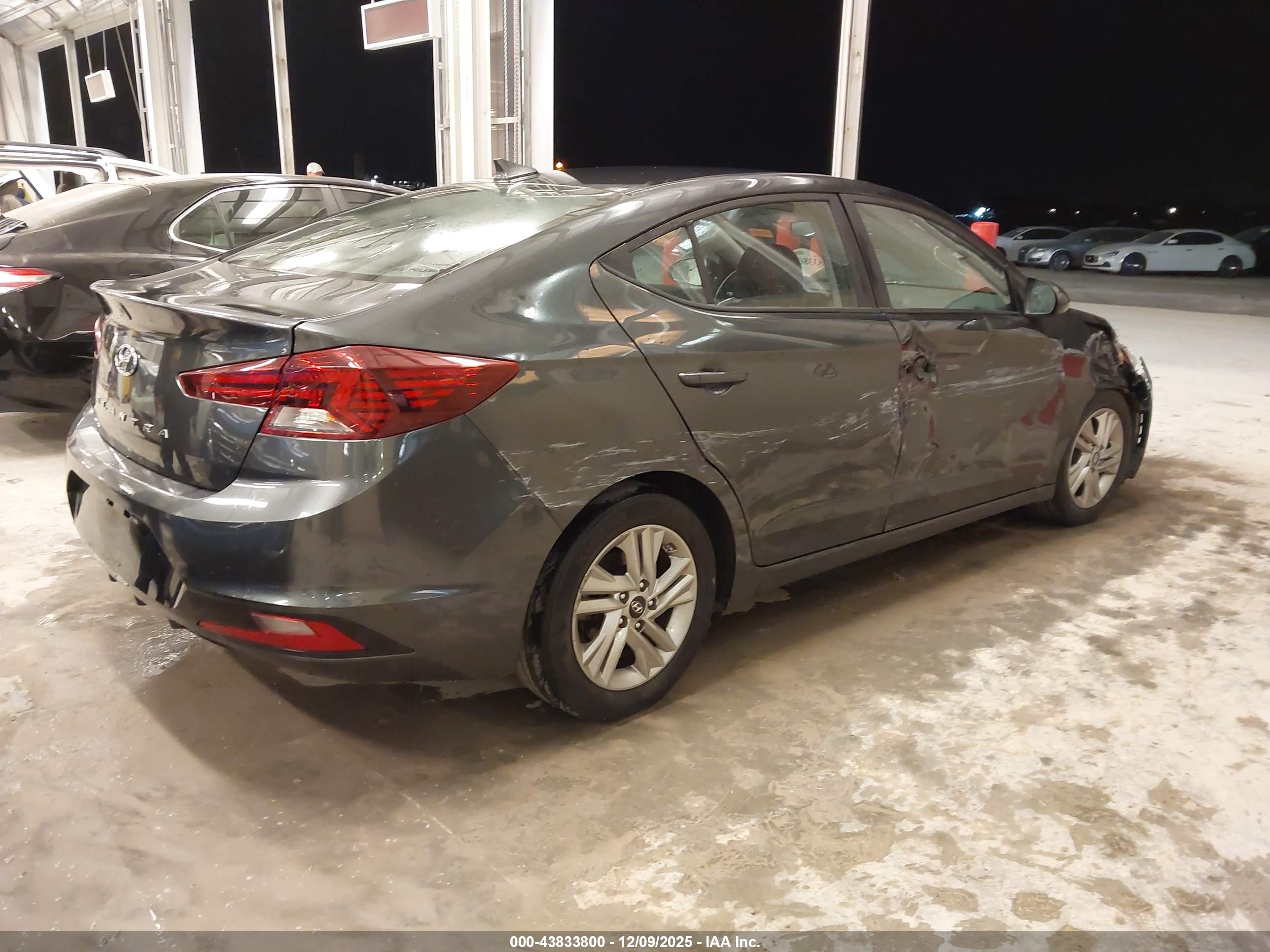 HYUNDAI ELANTRA image 4