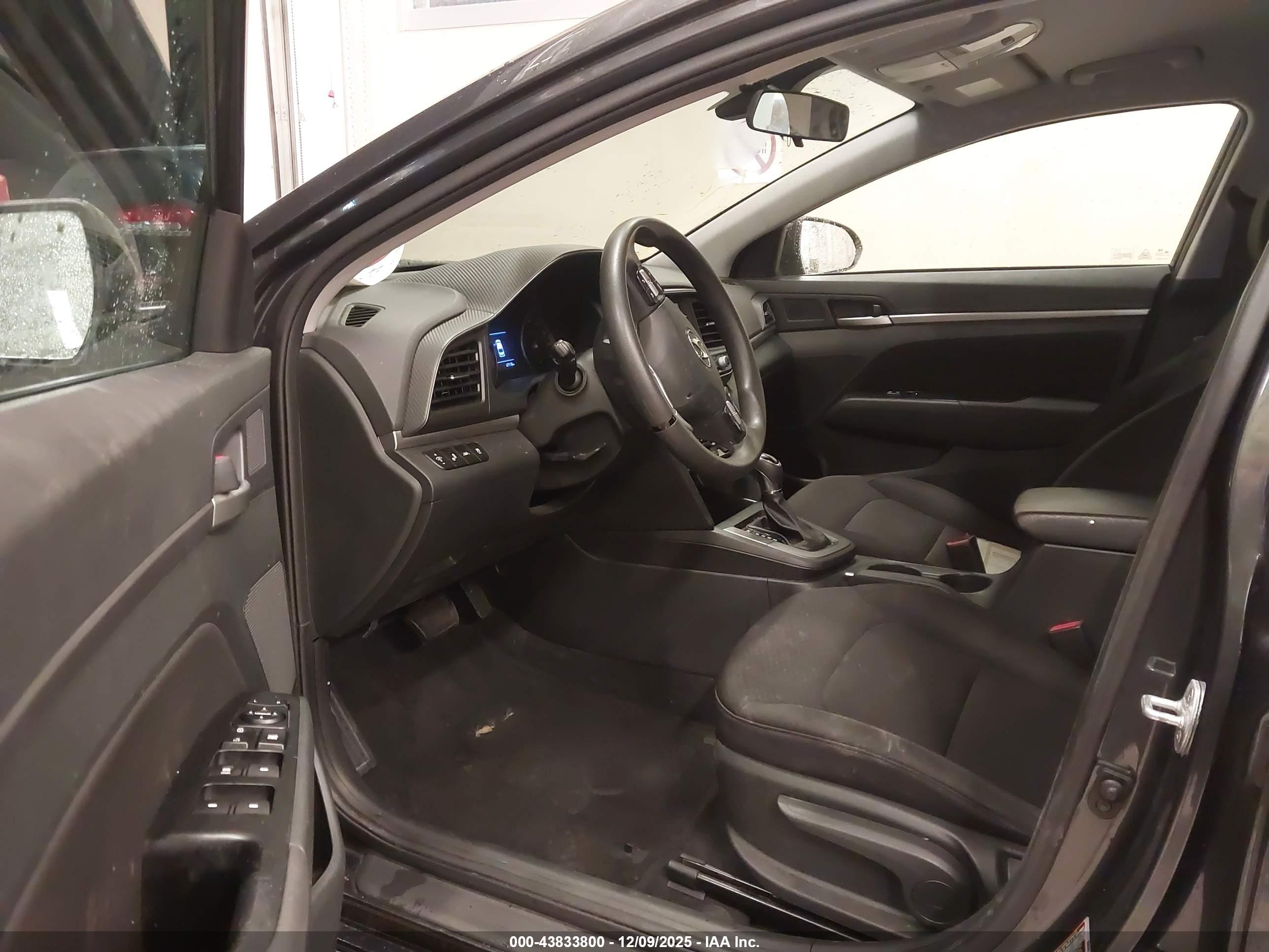 HYUNDAI ELANTRA image 5