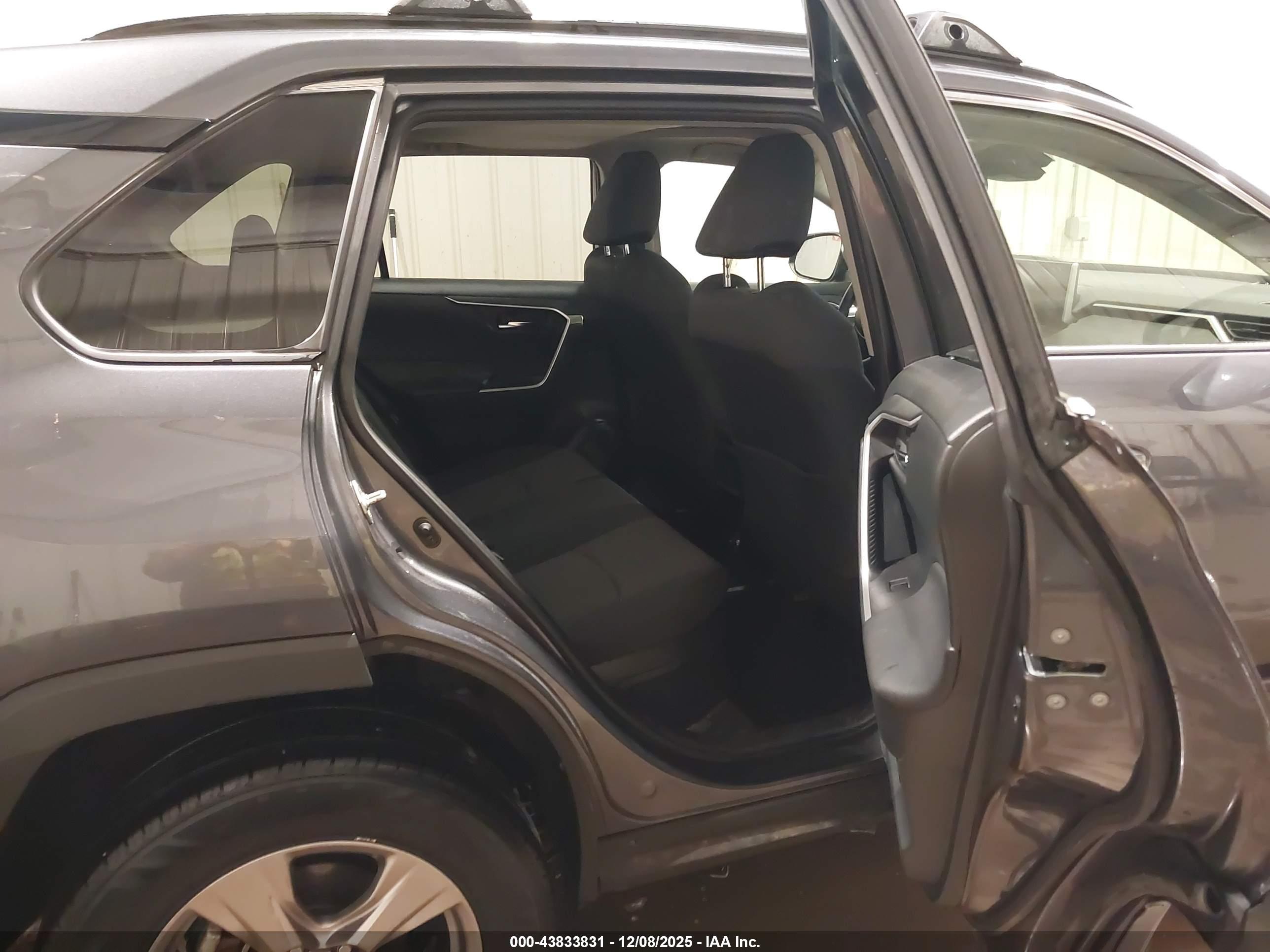TOYOTA RAV4 image 8