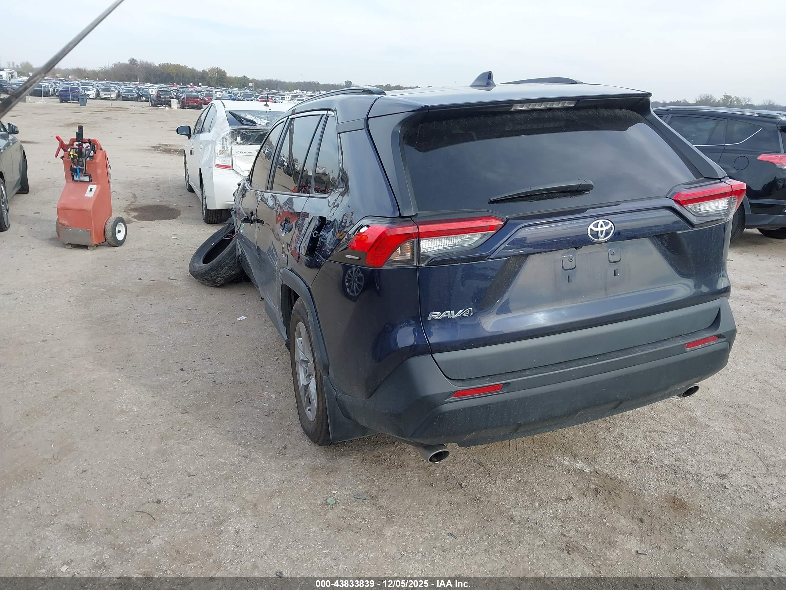 TOYOTA RAV4 image 3