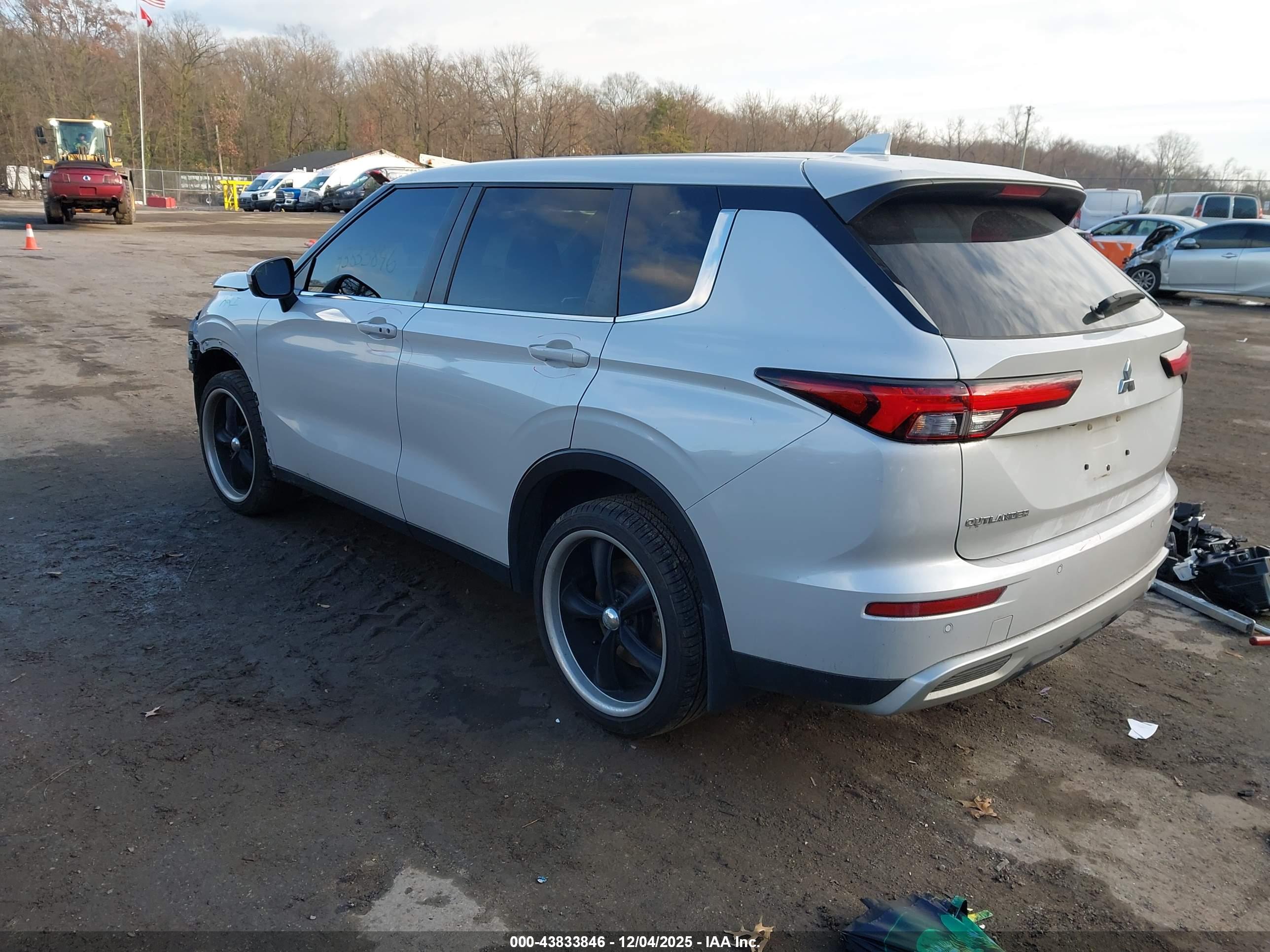 MITSUBISHI OUTLANDER image 3