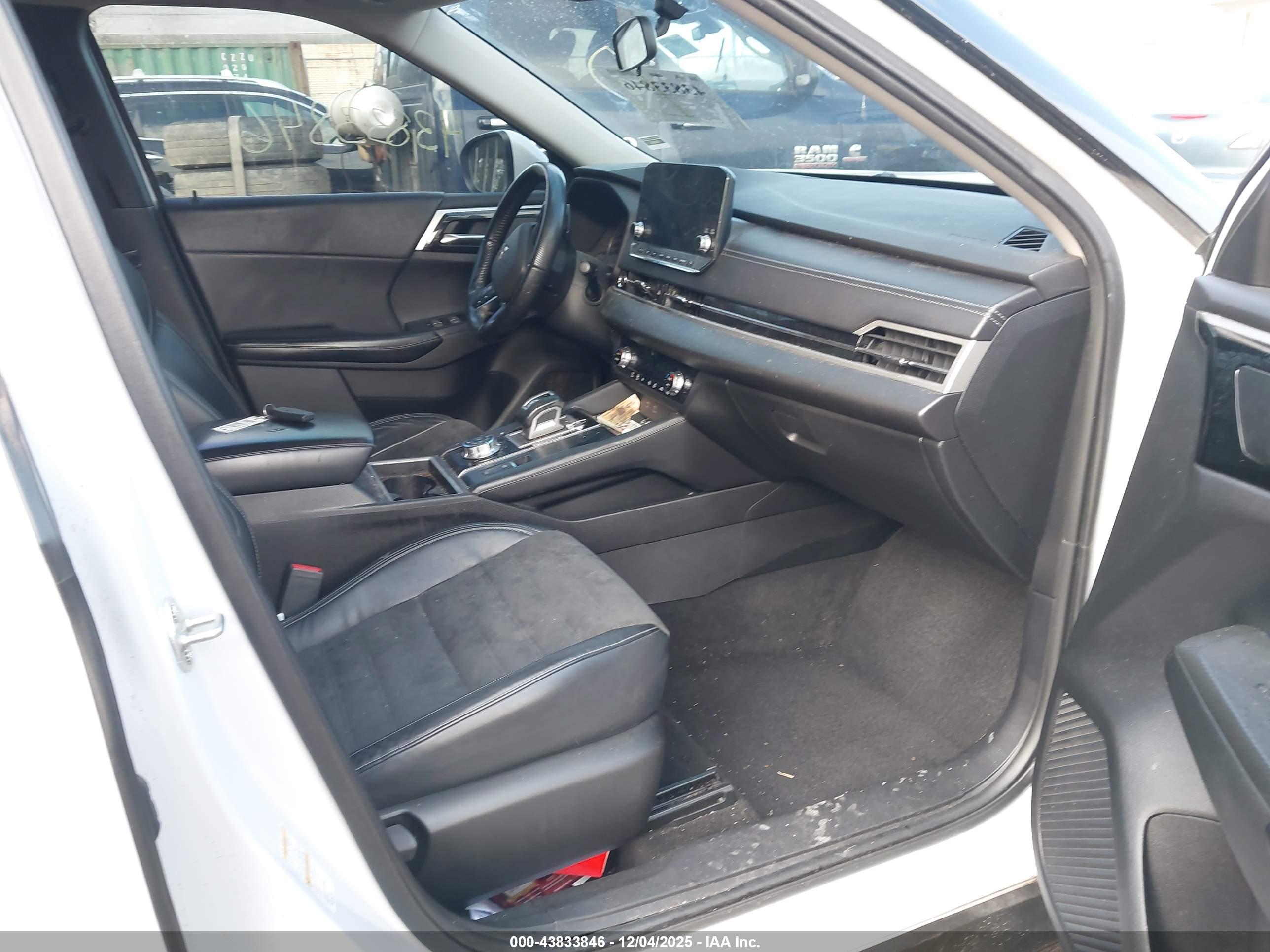 MITSUBISHI OUTLANDER image 5
