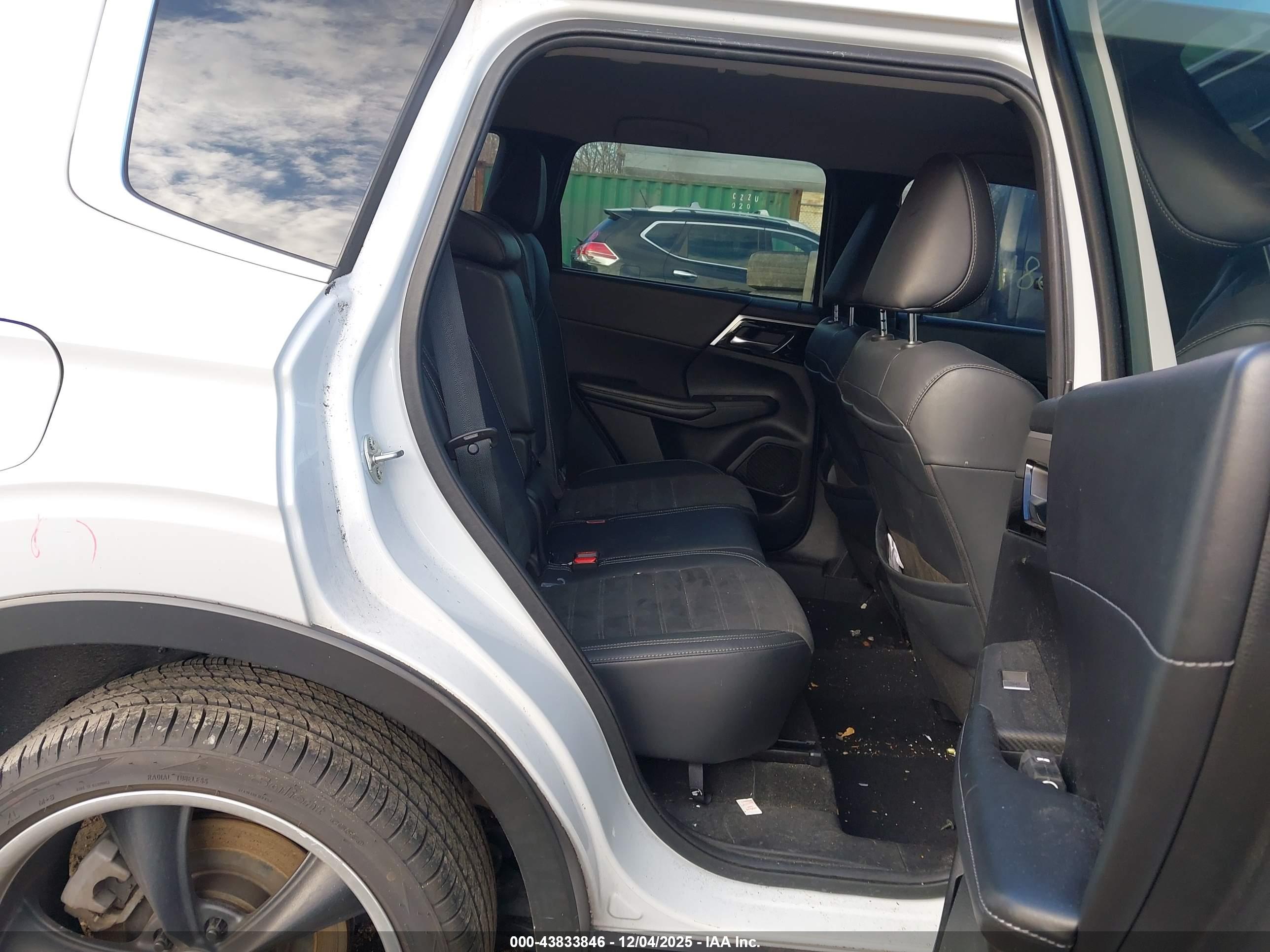 MITSUBISHI OUTLANDER image 8