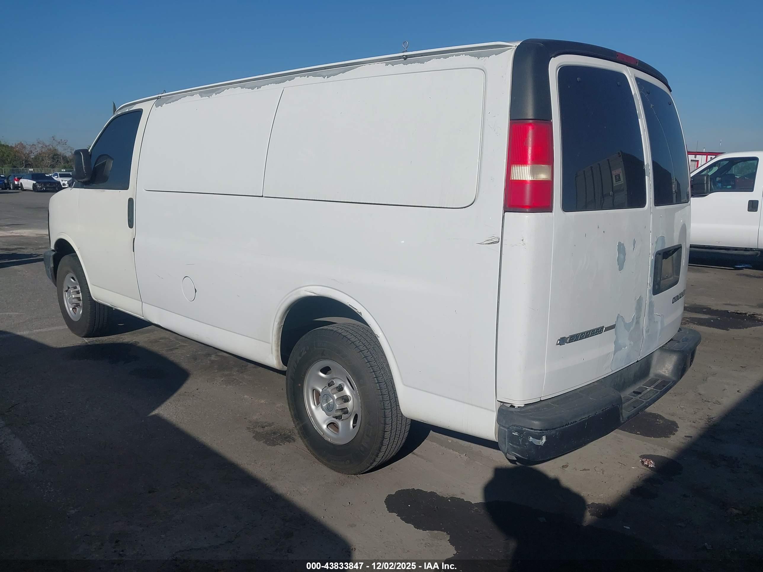 CHEVROLET EXPRESS image 3