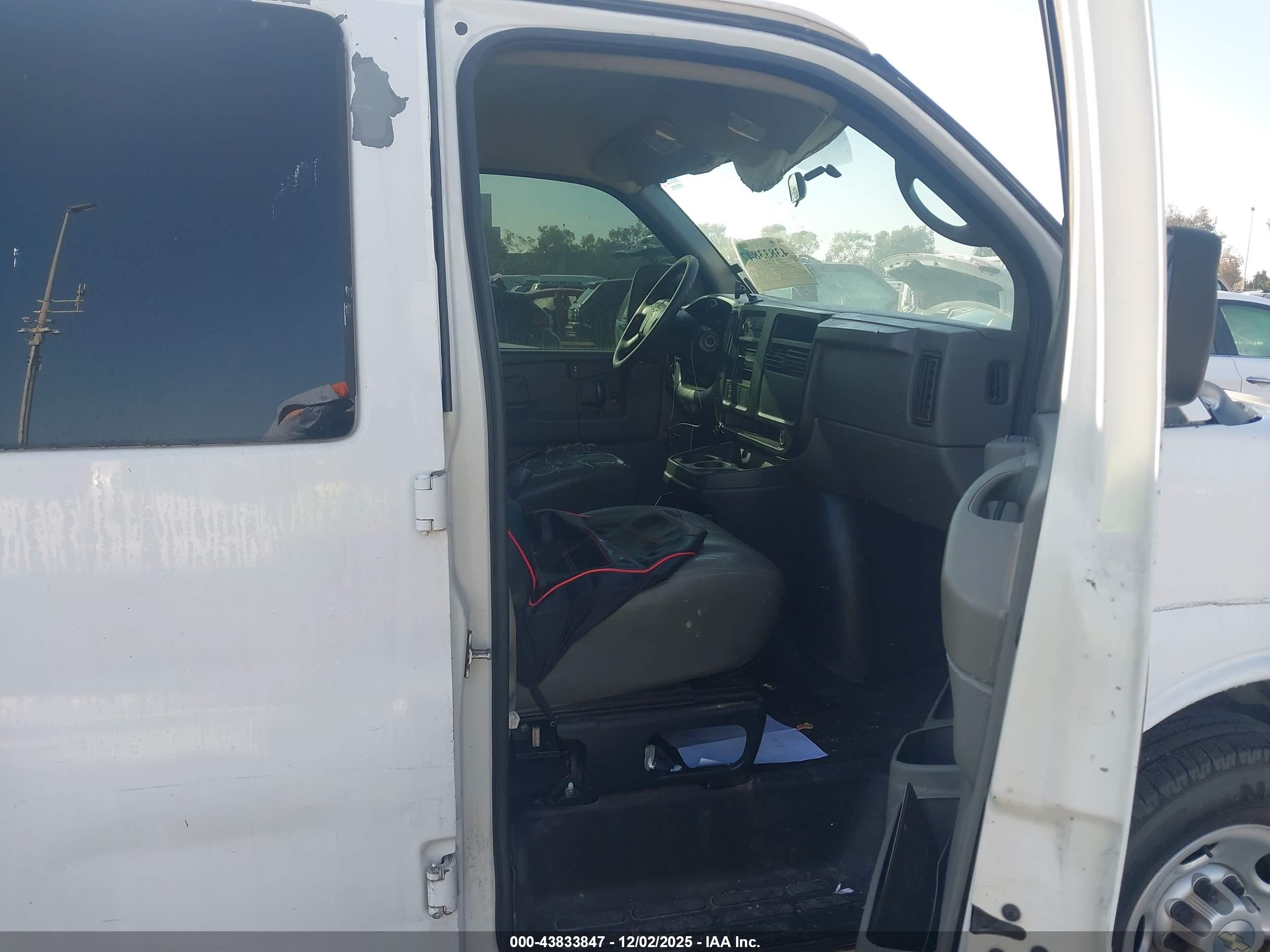 CHEVROLET EXPRESS image 5