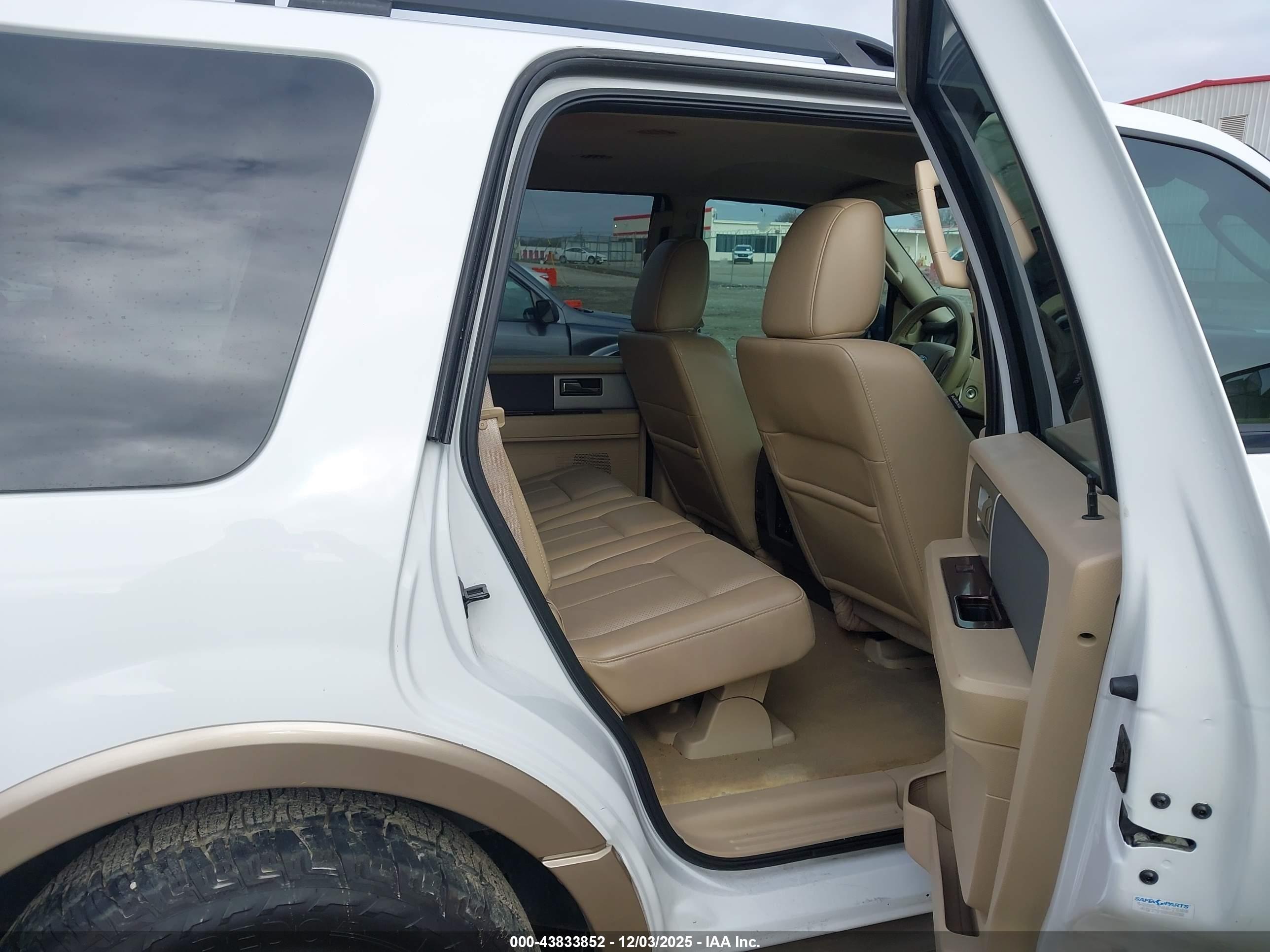 FORD EXPEDITION image 8
