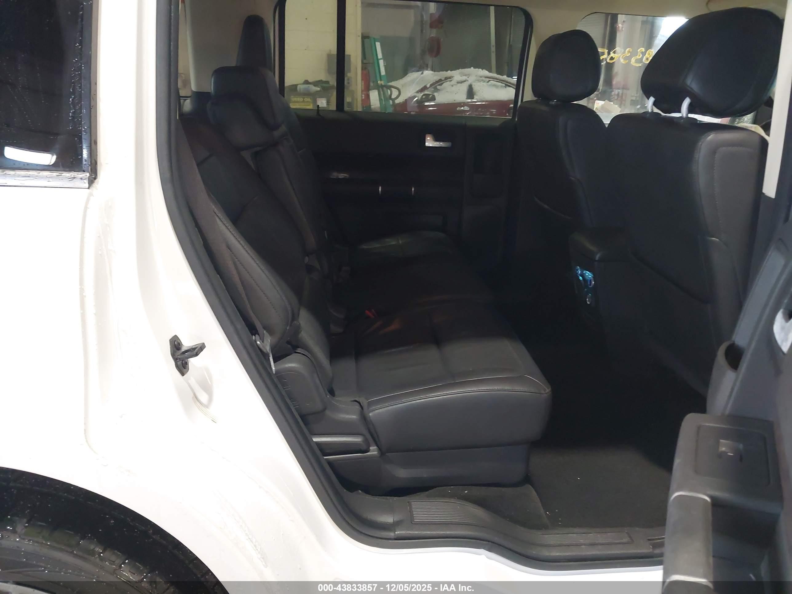 FORD FLEX image 8