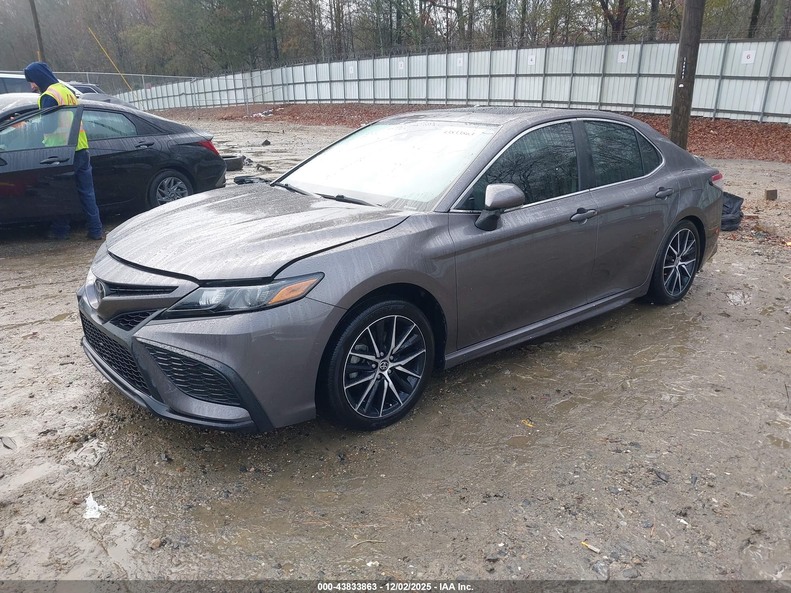 TOYOTA CAMRY image 2