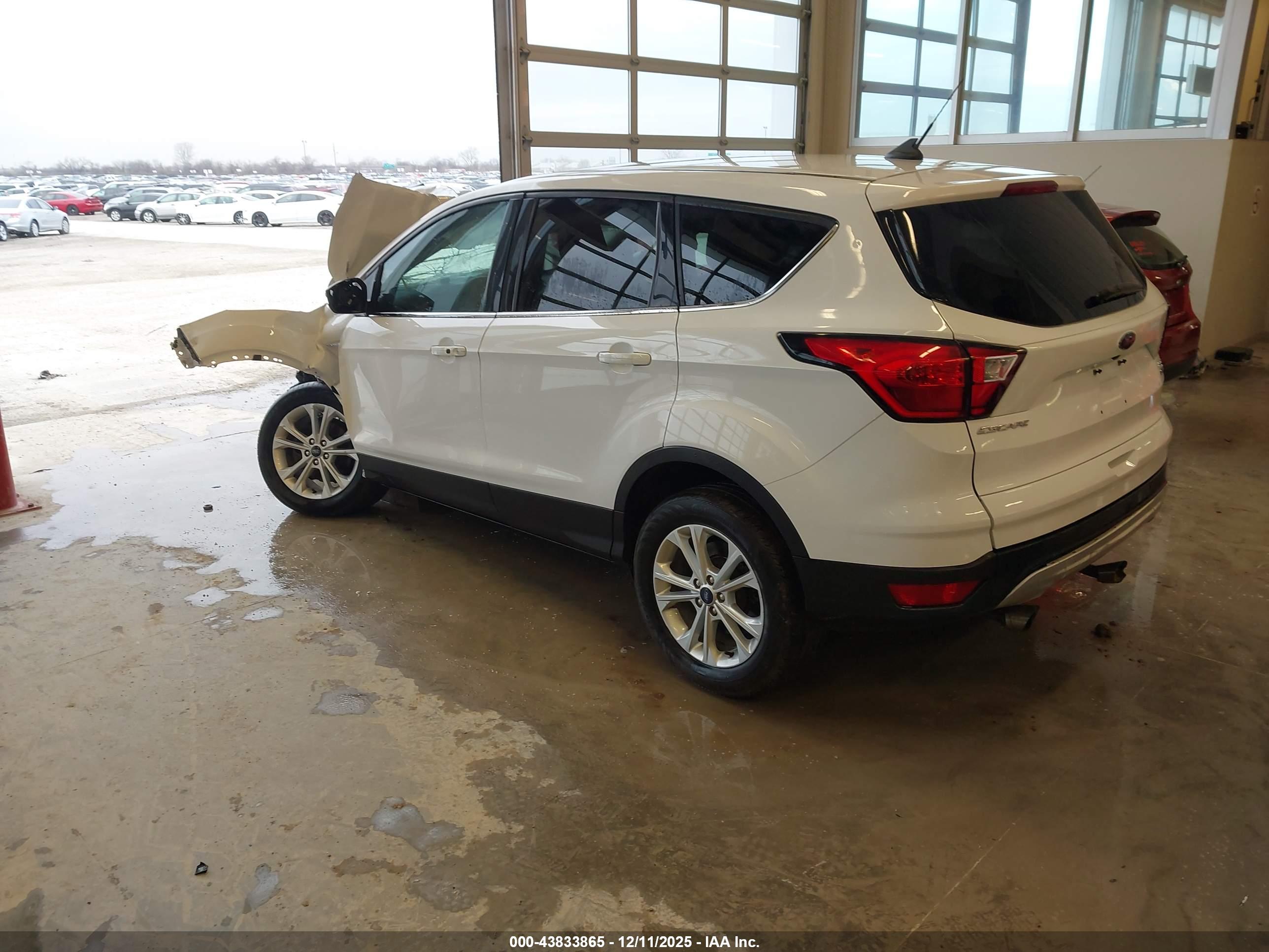 FORD ESCAPE image 3