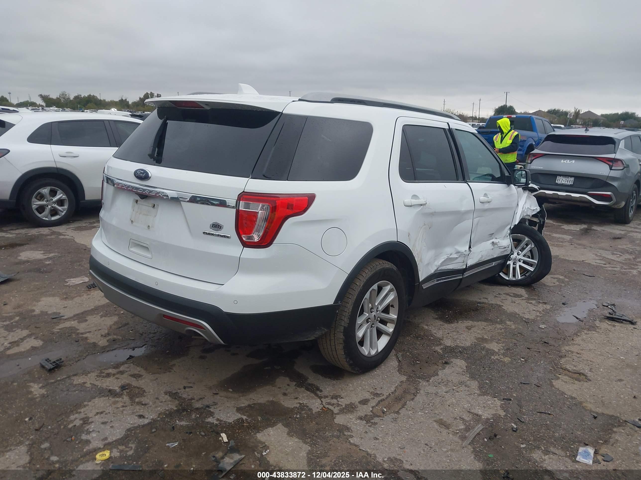 FORD EXPLORER image 4
