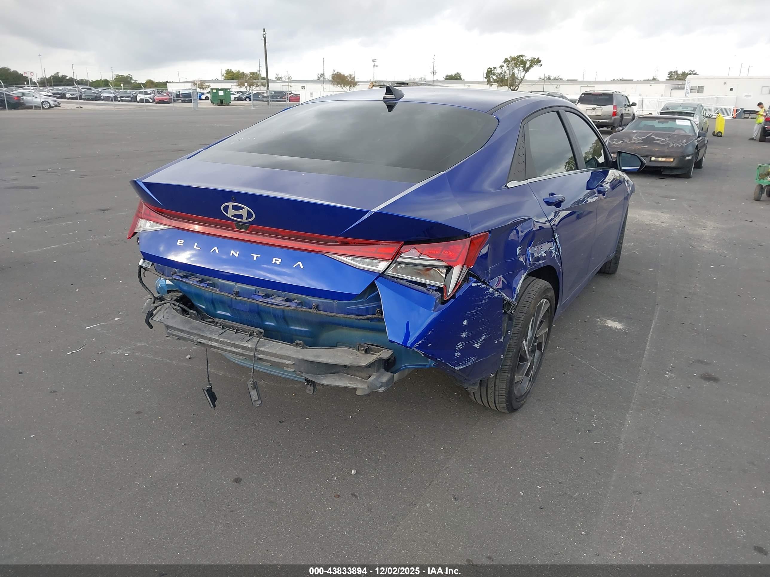 HYUNDAI ELANTRA image 4