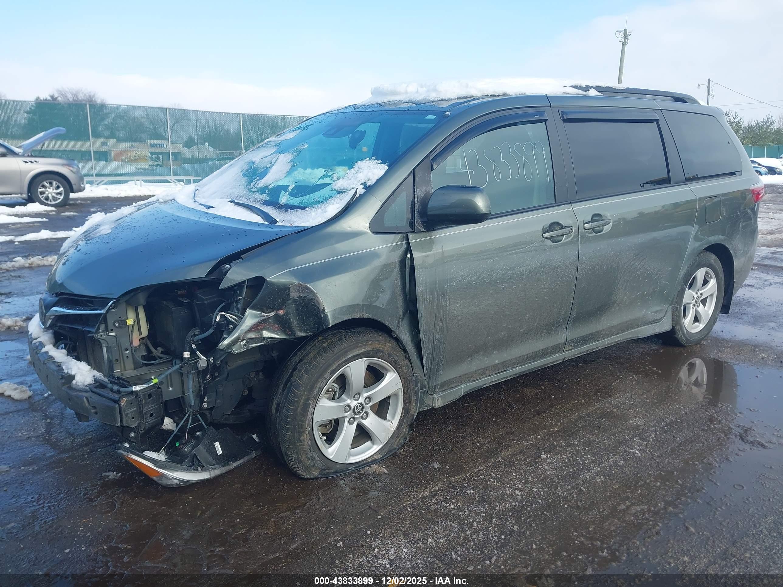 TOYOTA SIENNA image 2