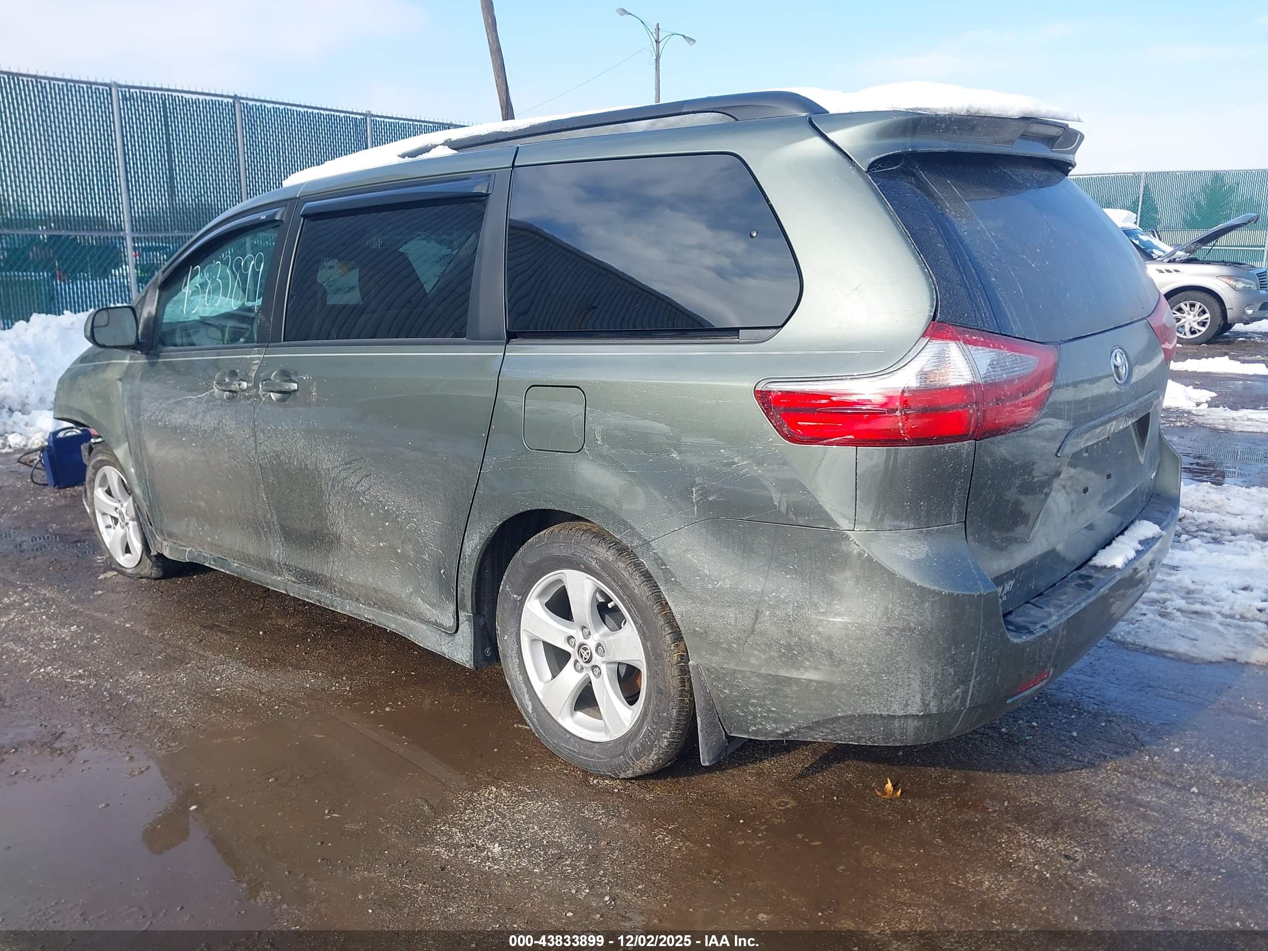 TOYOTA SIENNA image 3