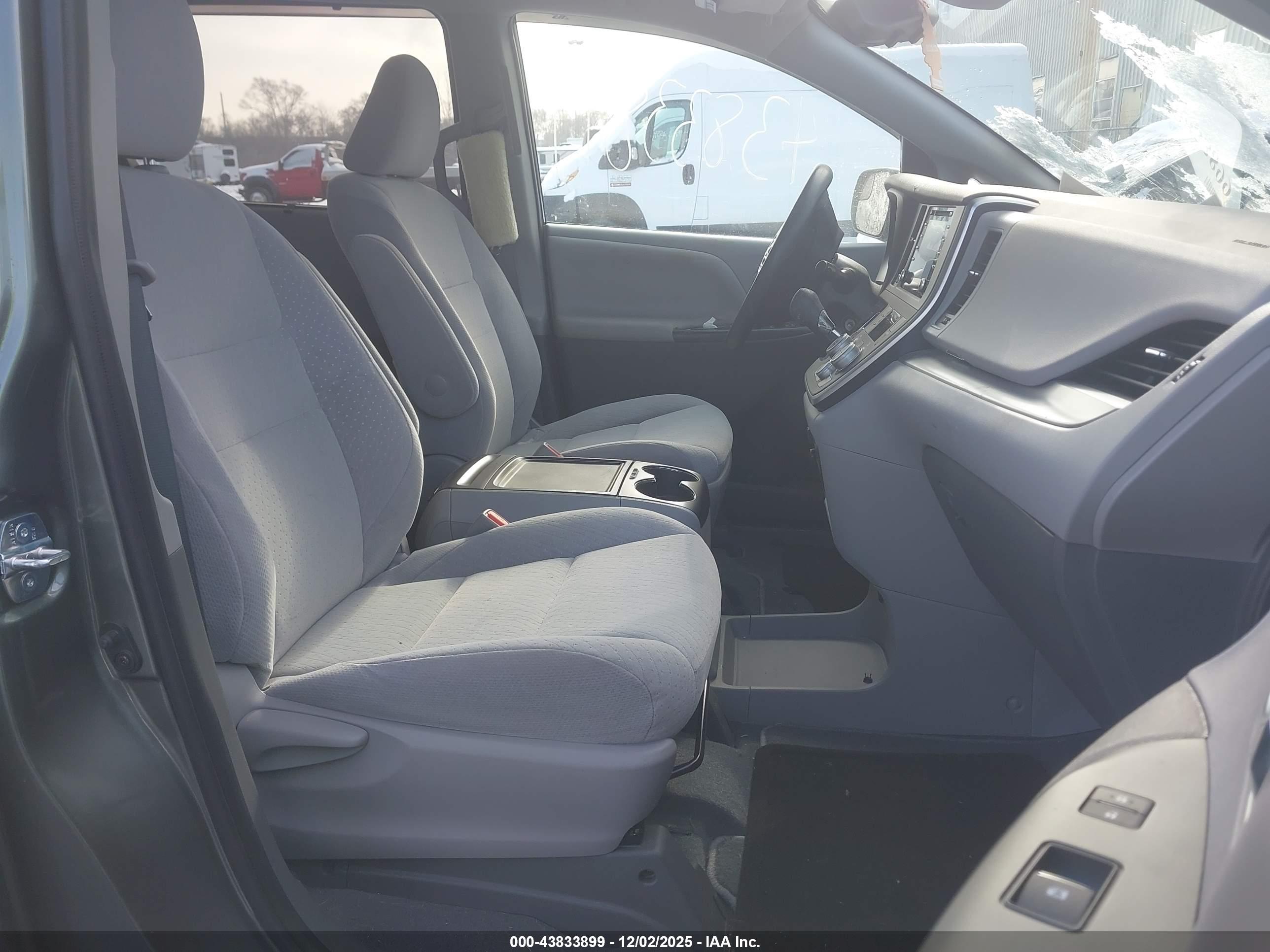 TOYOTA SIENNA image 5
