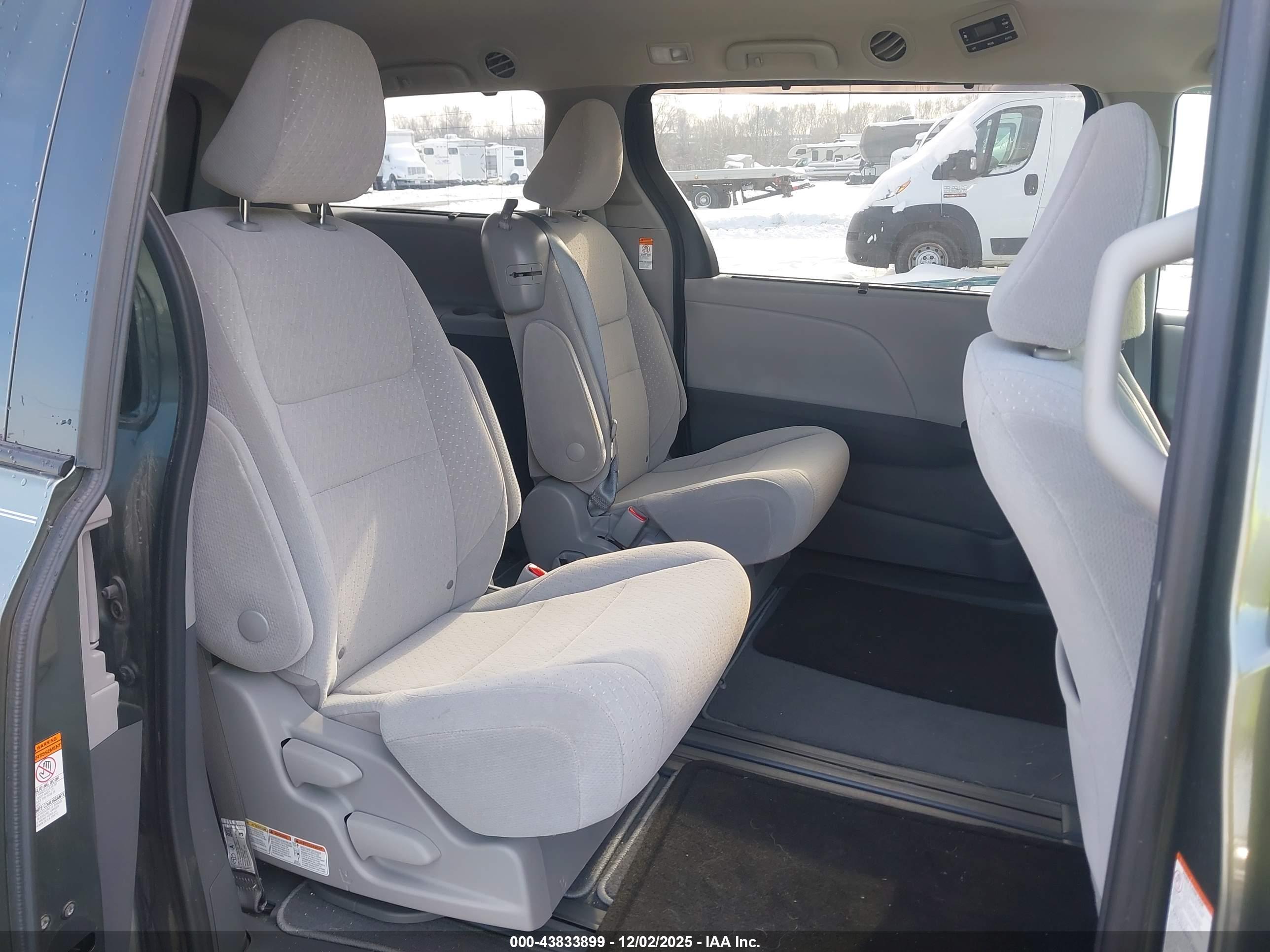 TOYOTA SIENNA image 8
