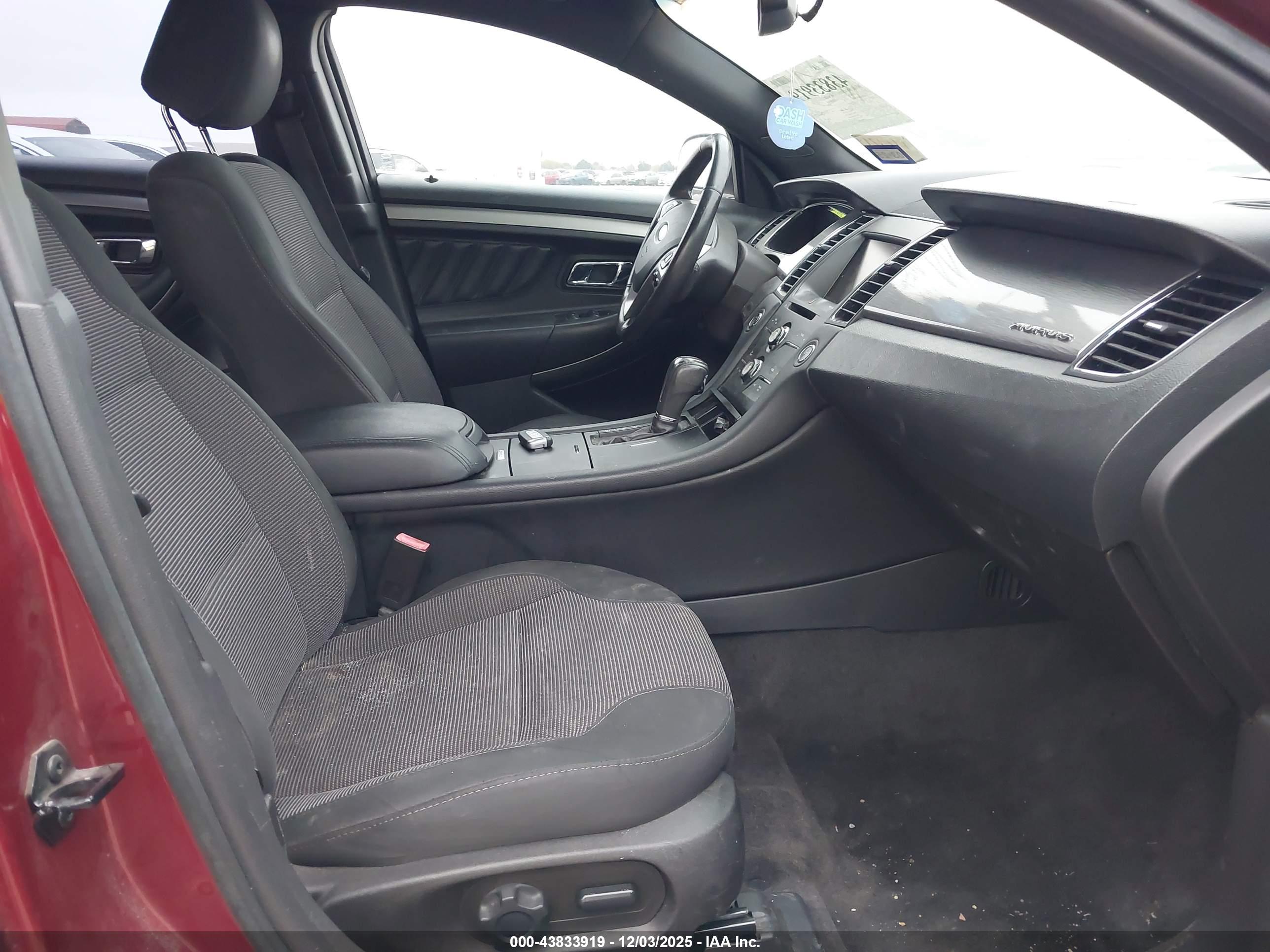 FORD TAURUS image 5