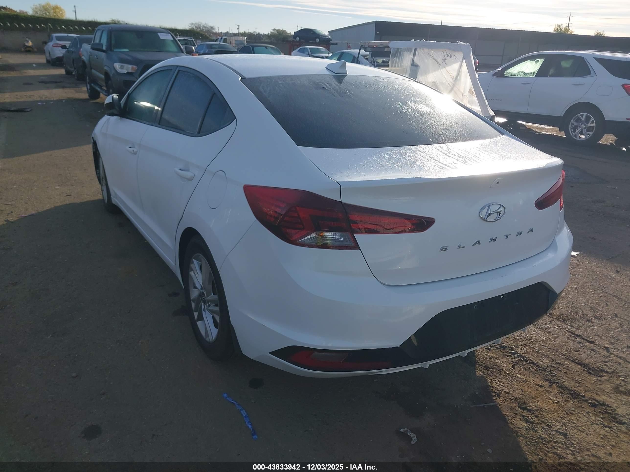 HYUNDAI ELANTRA image 3