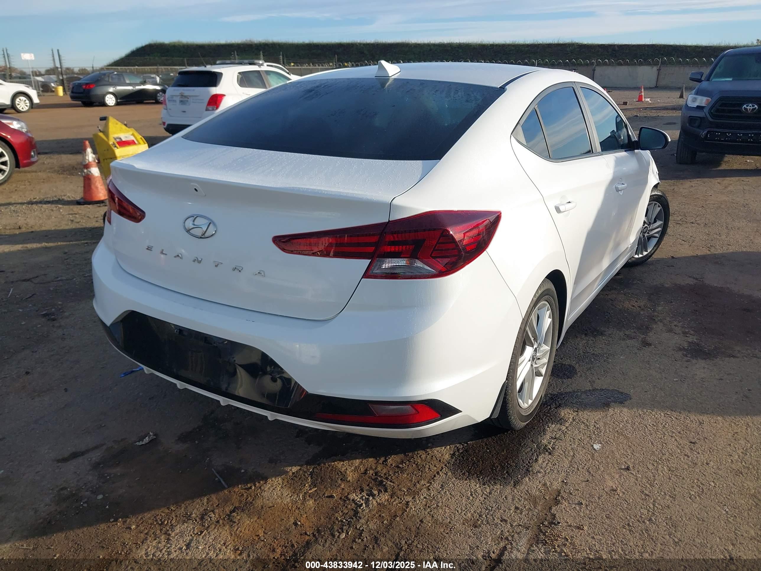 HYUNDAI ELANTRA image 4