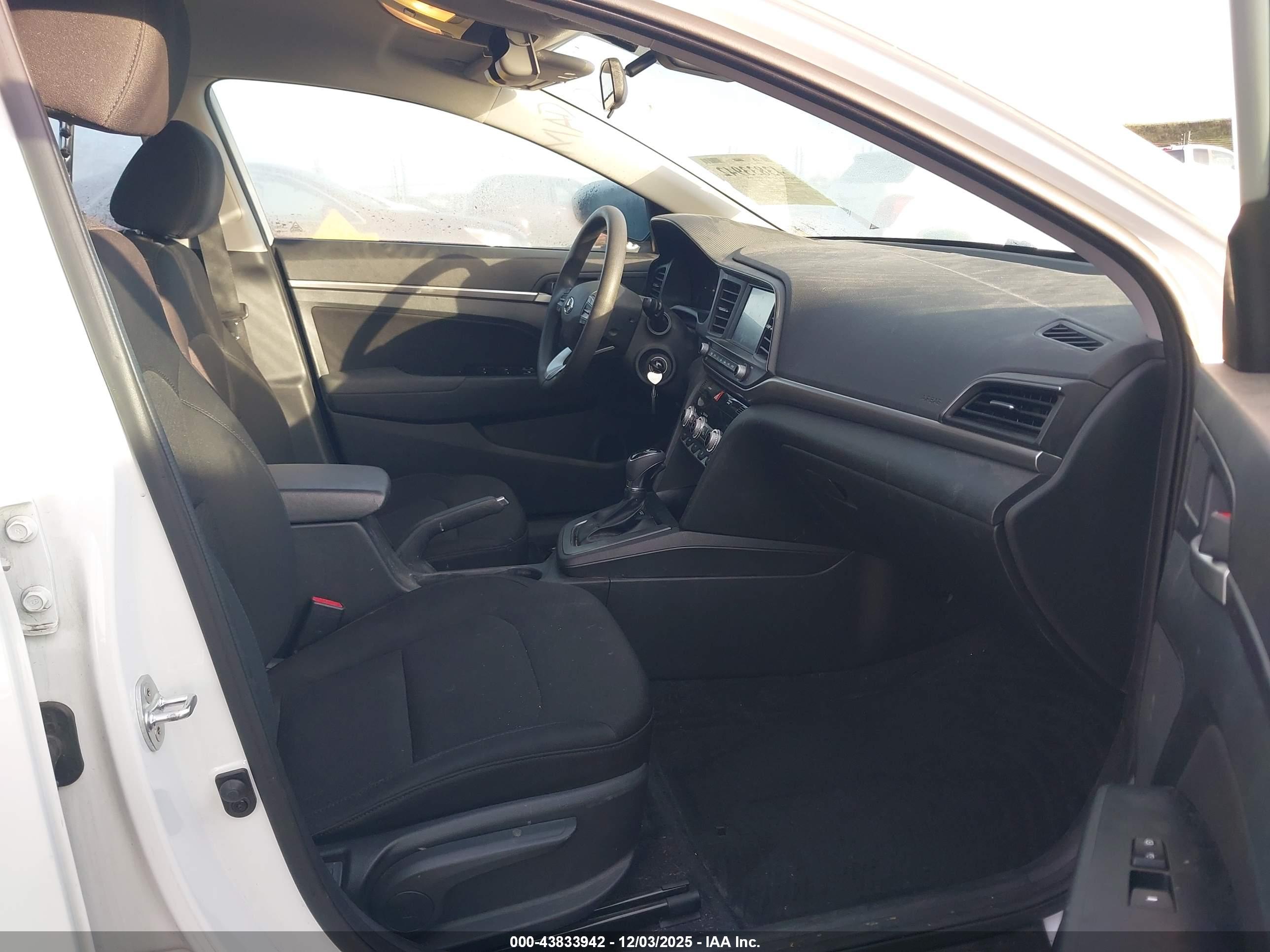 HYUNDAI ELANTRA image 5
