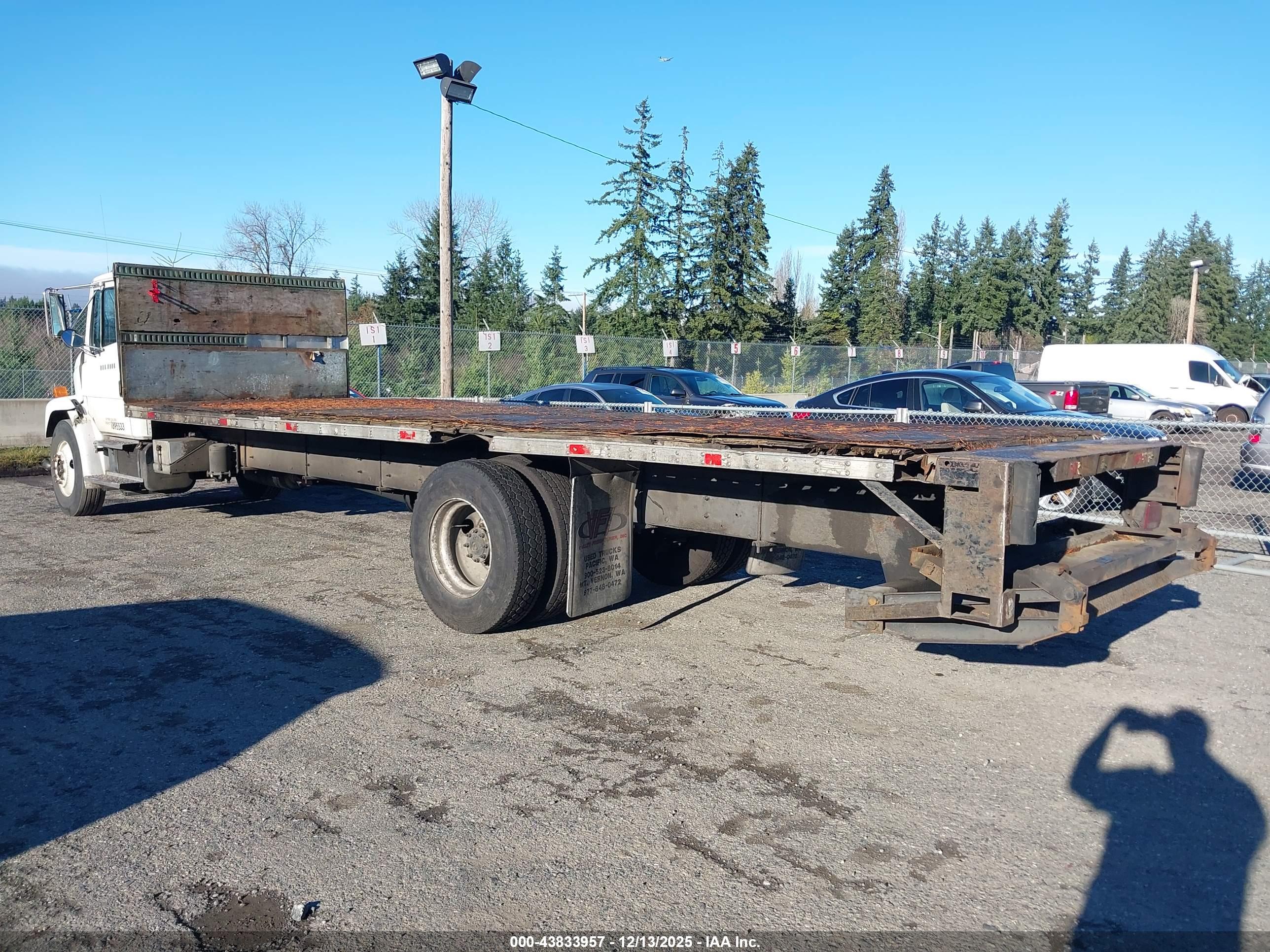 FREIGHTLINER MEDIUM image 3