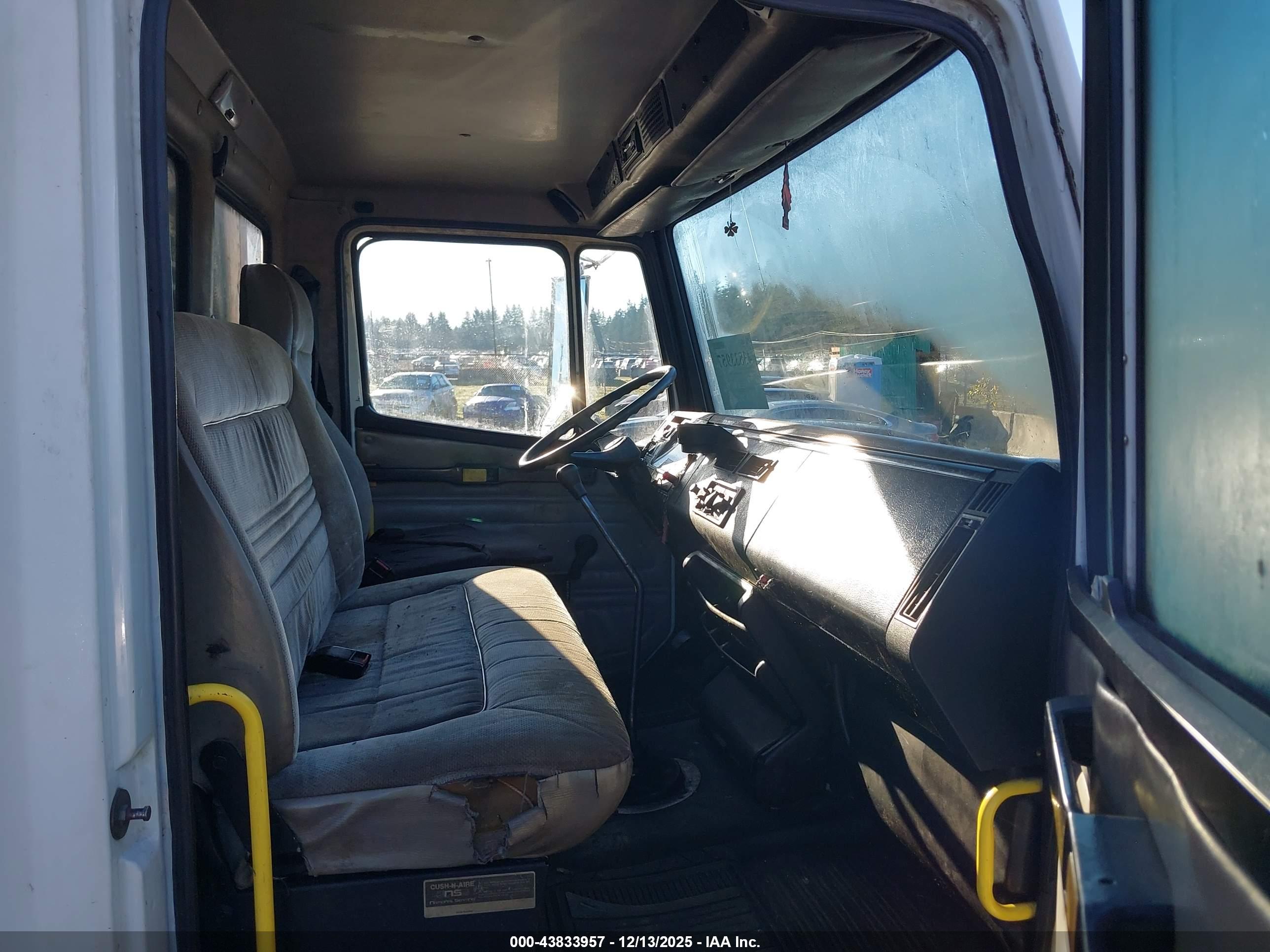 FREIGHTLINER MEDIUM image 8