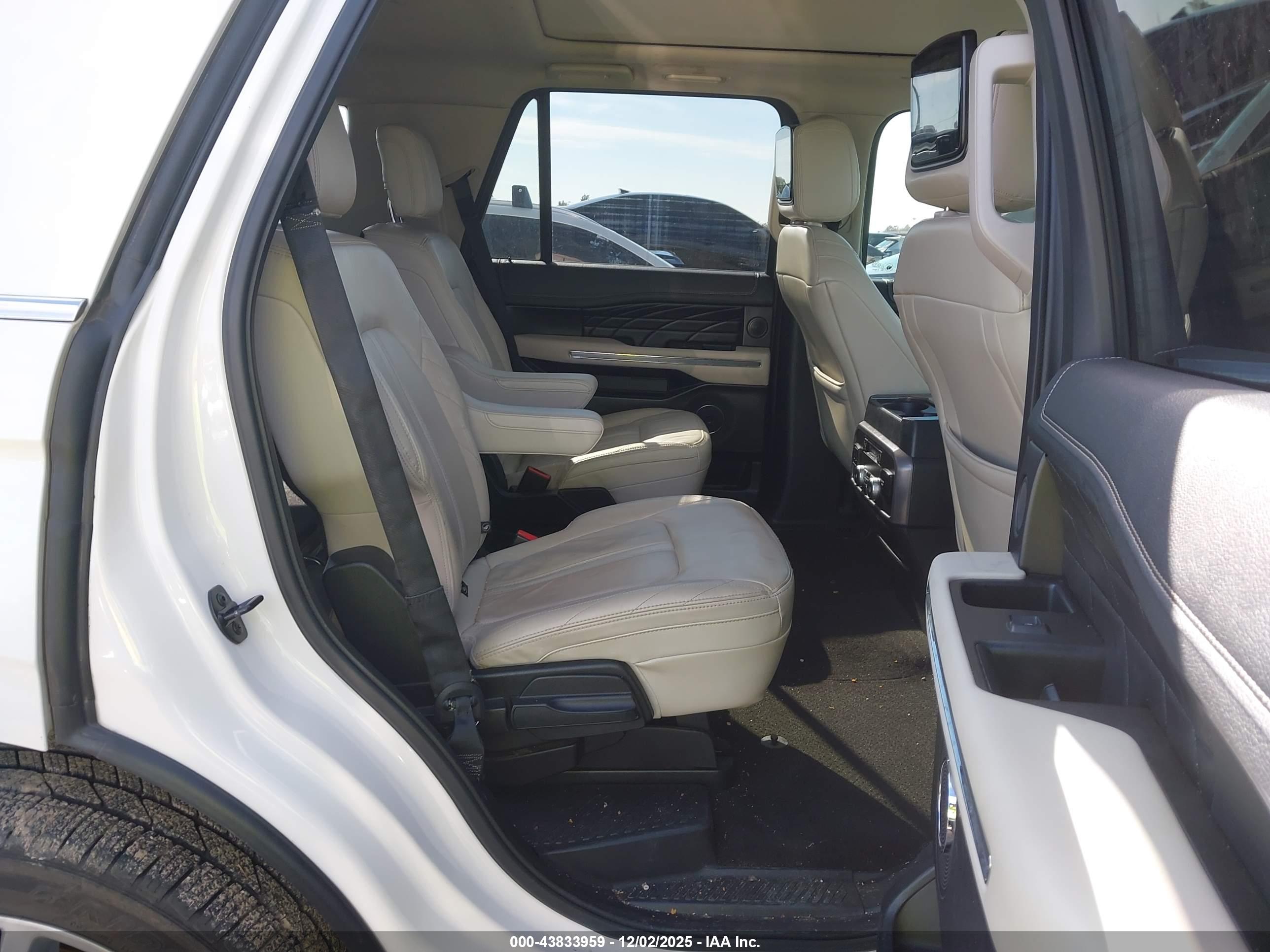 FORD EXPEDITION image 8