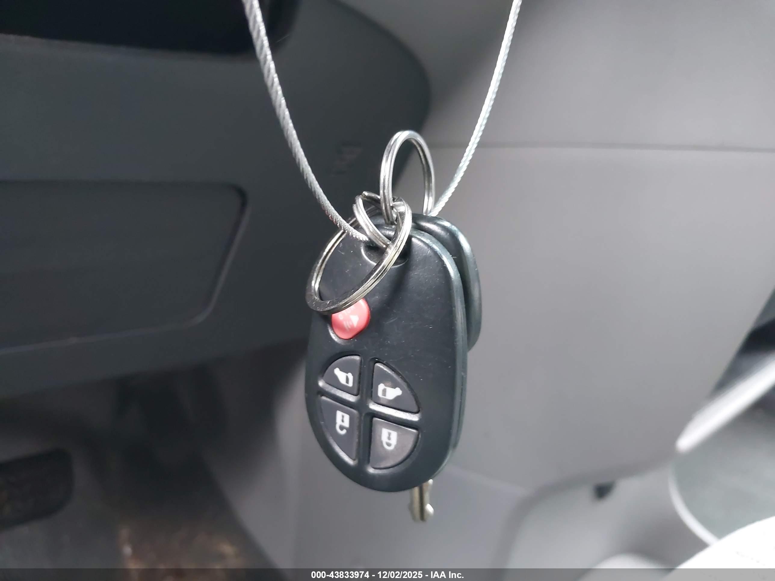 TOYOTA SIENNA image 11