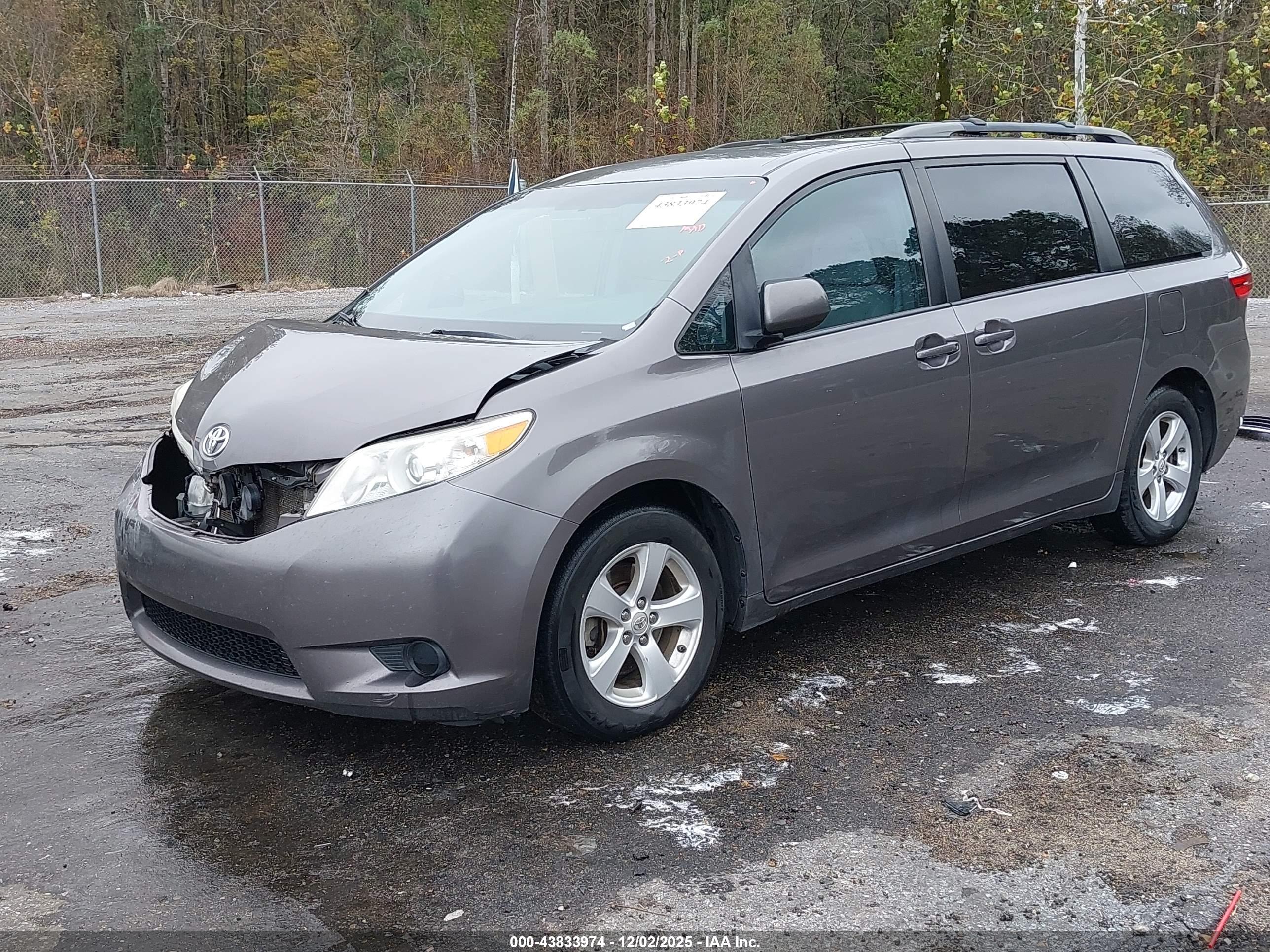 TOYOTA SIENNA image 2