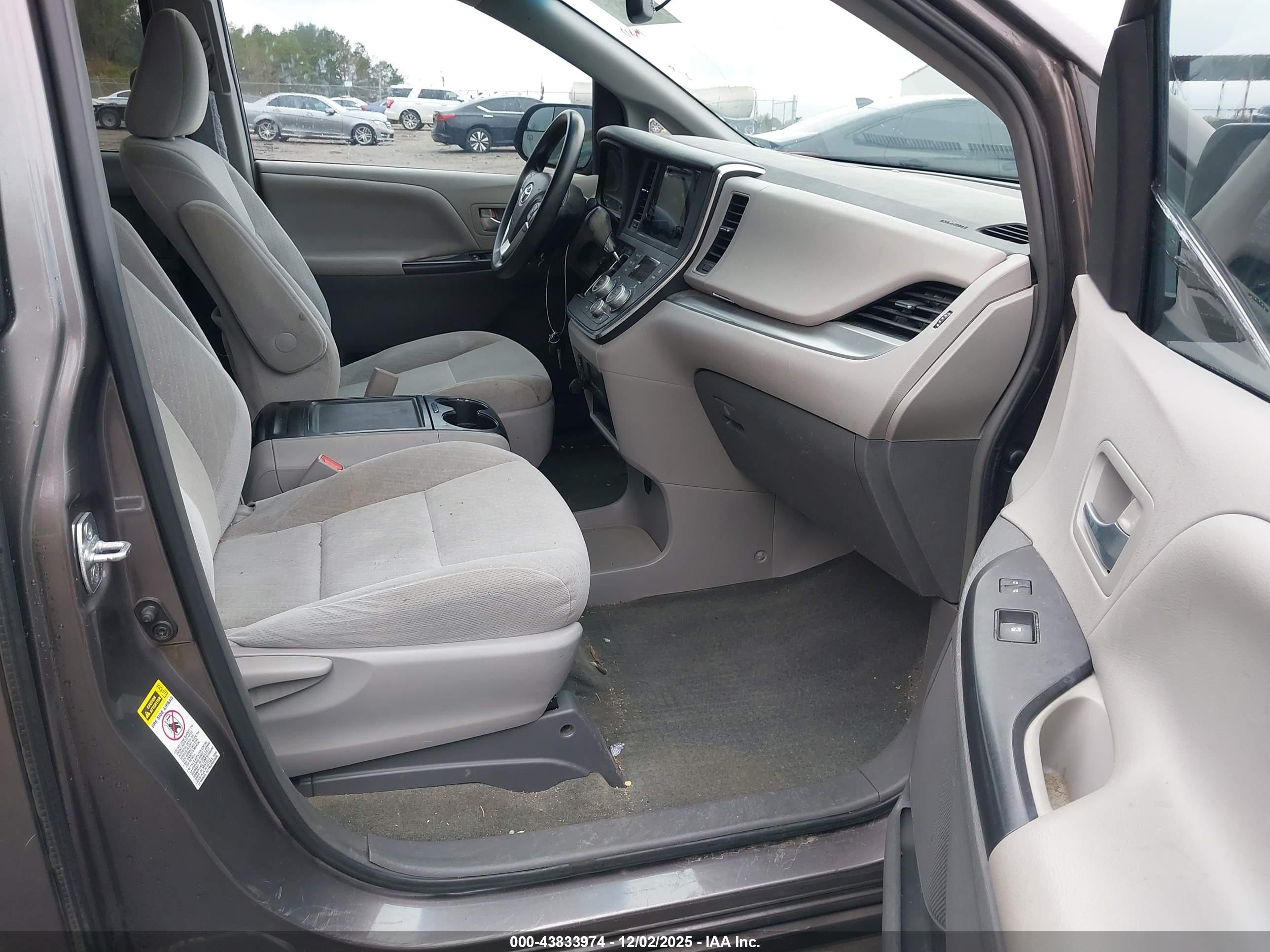 TOYOTA SIENNA image 5