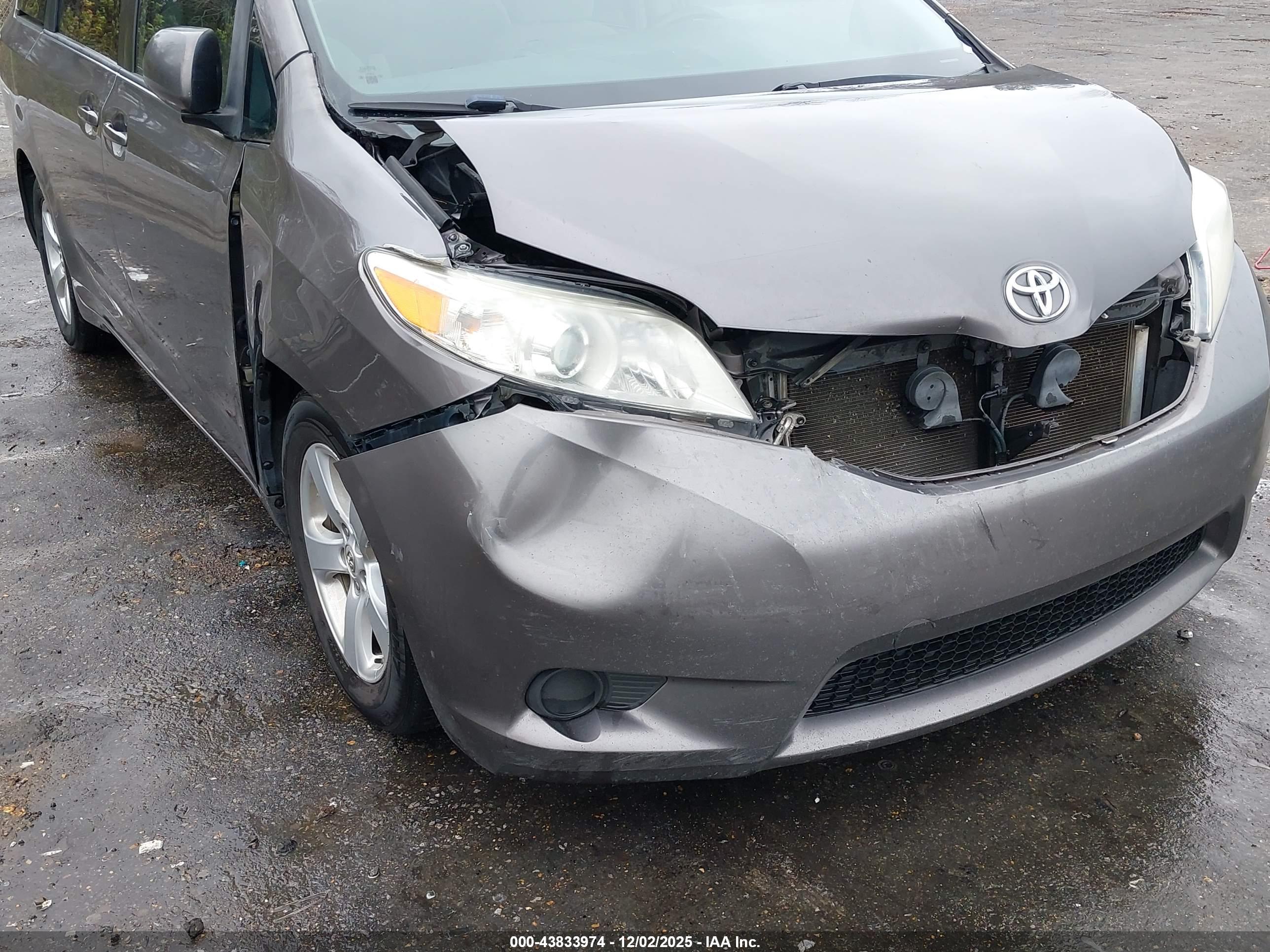 TOYOTA SIENNA image 6