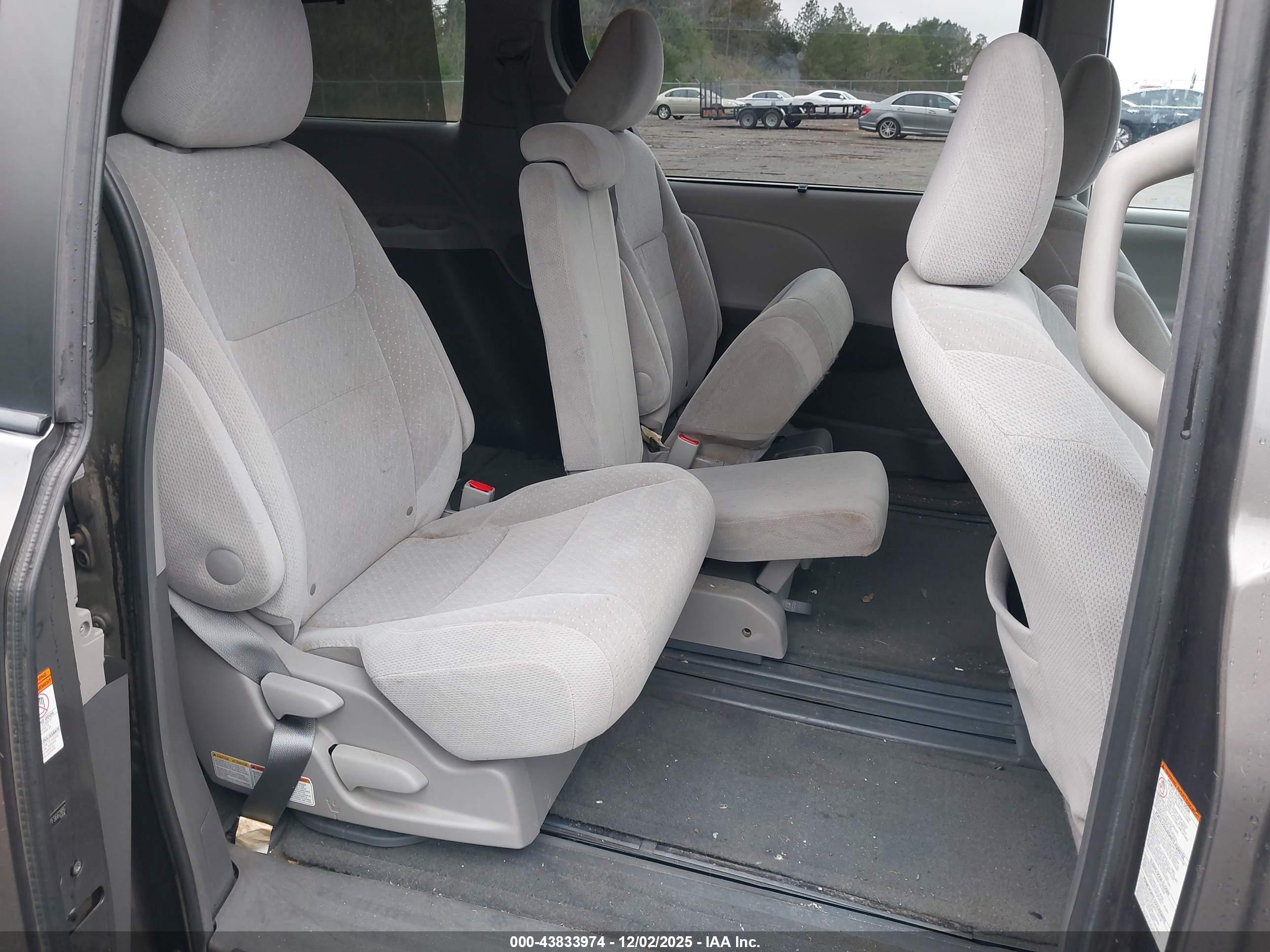 TOYOTA SIENNA image 8
