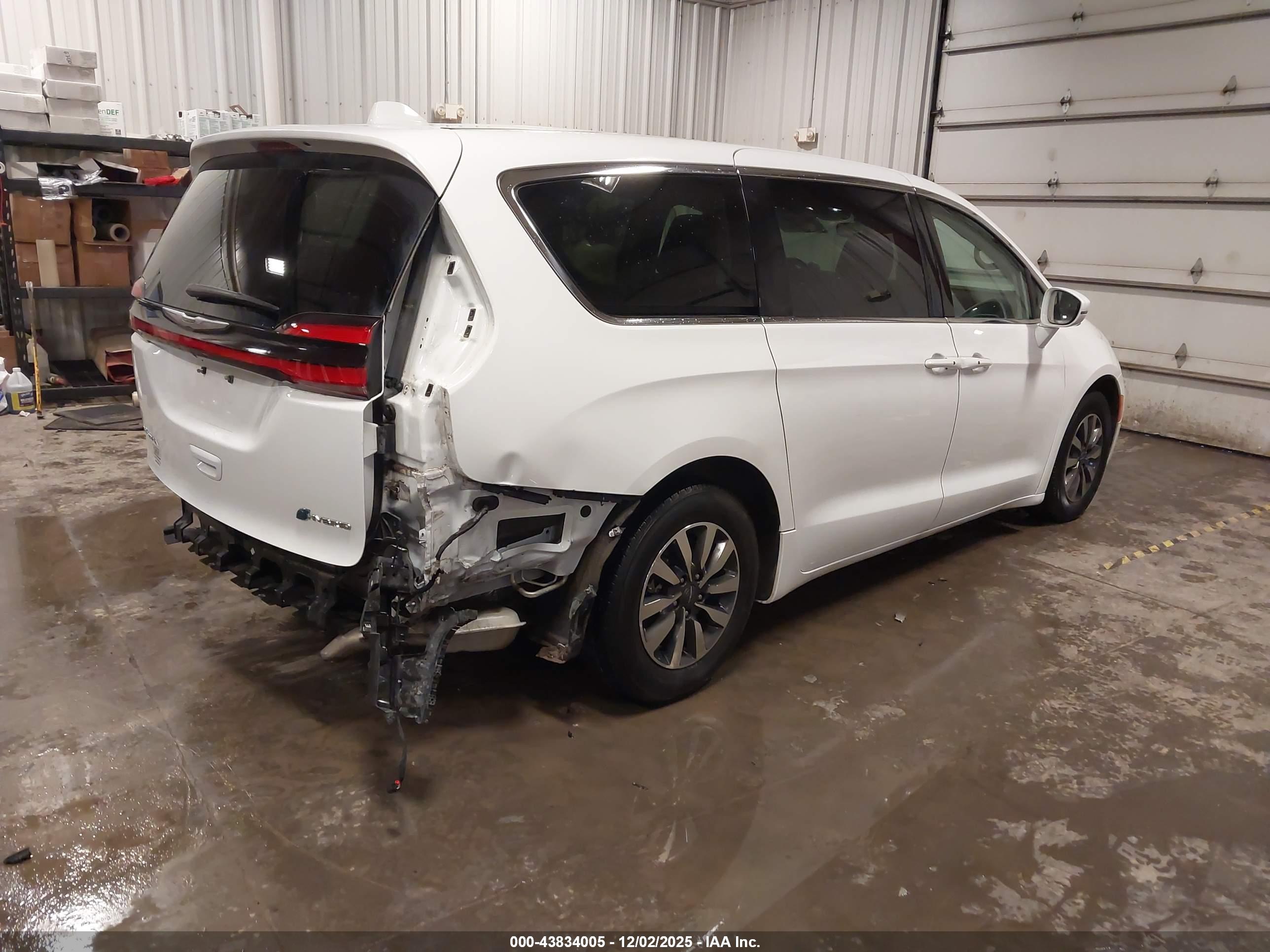 CHRYSLER PACIFICA image 4