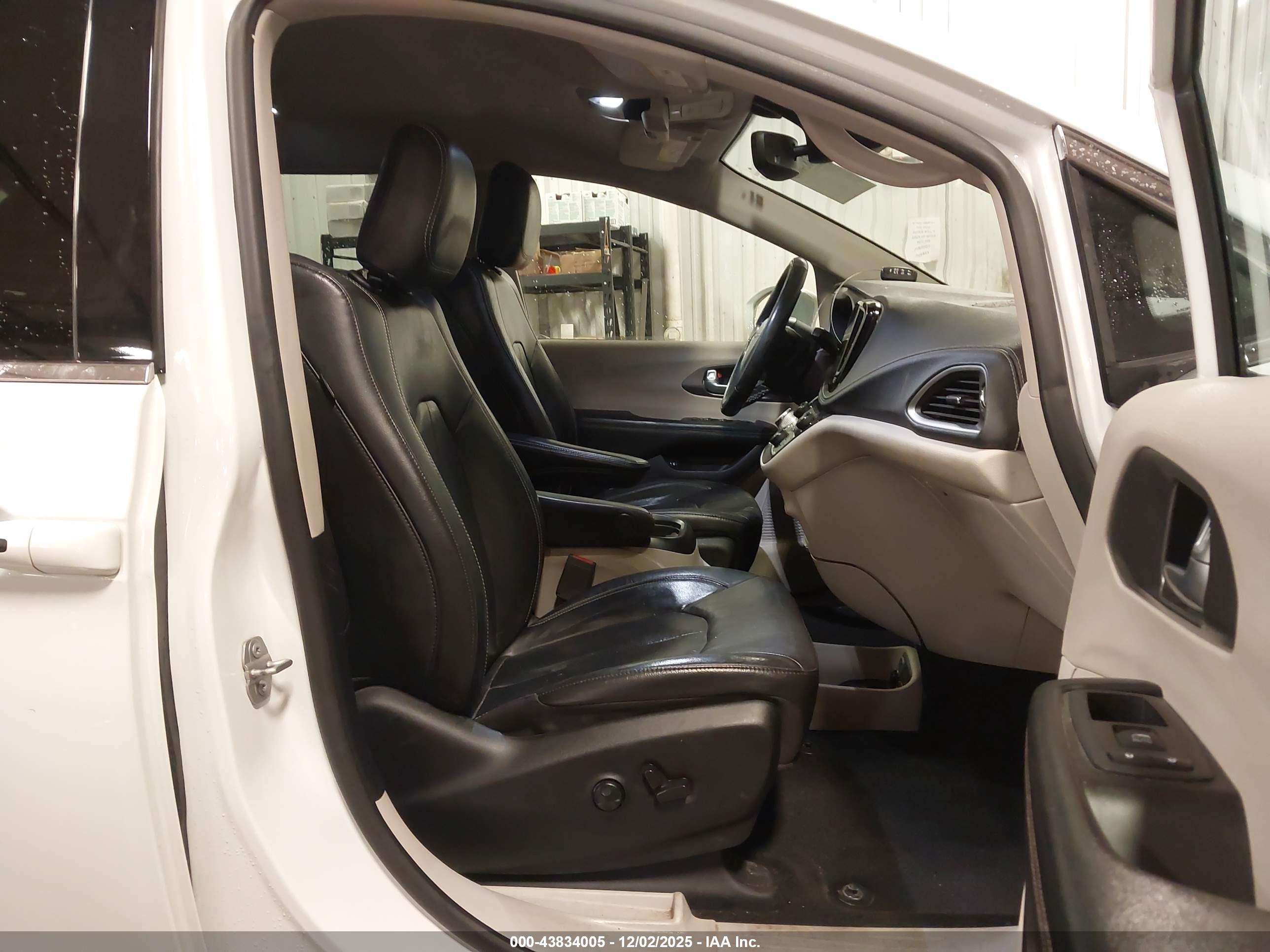 CHRYSLER PACIFICA image 5