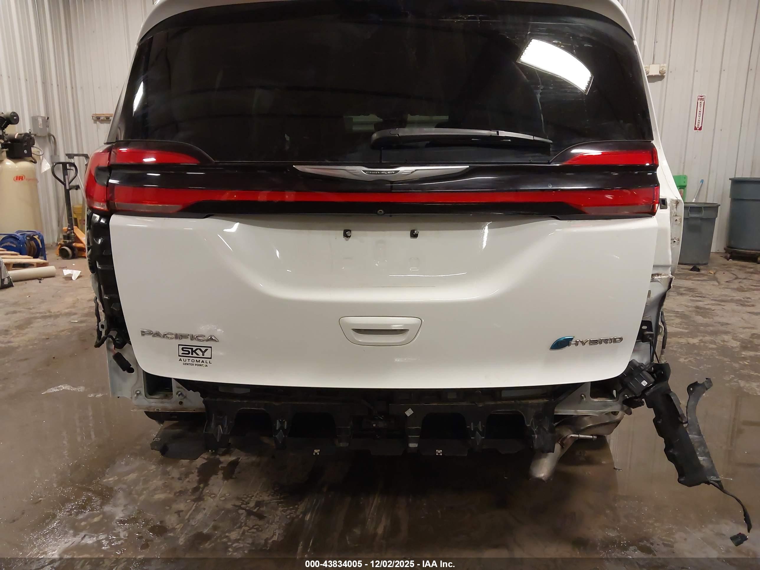 CHRYSLER PACIFICA image 6