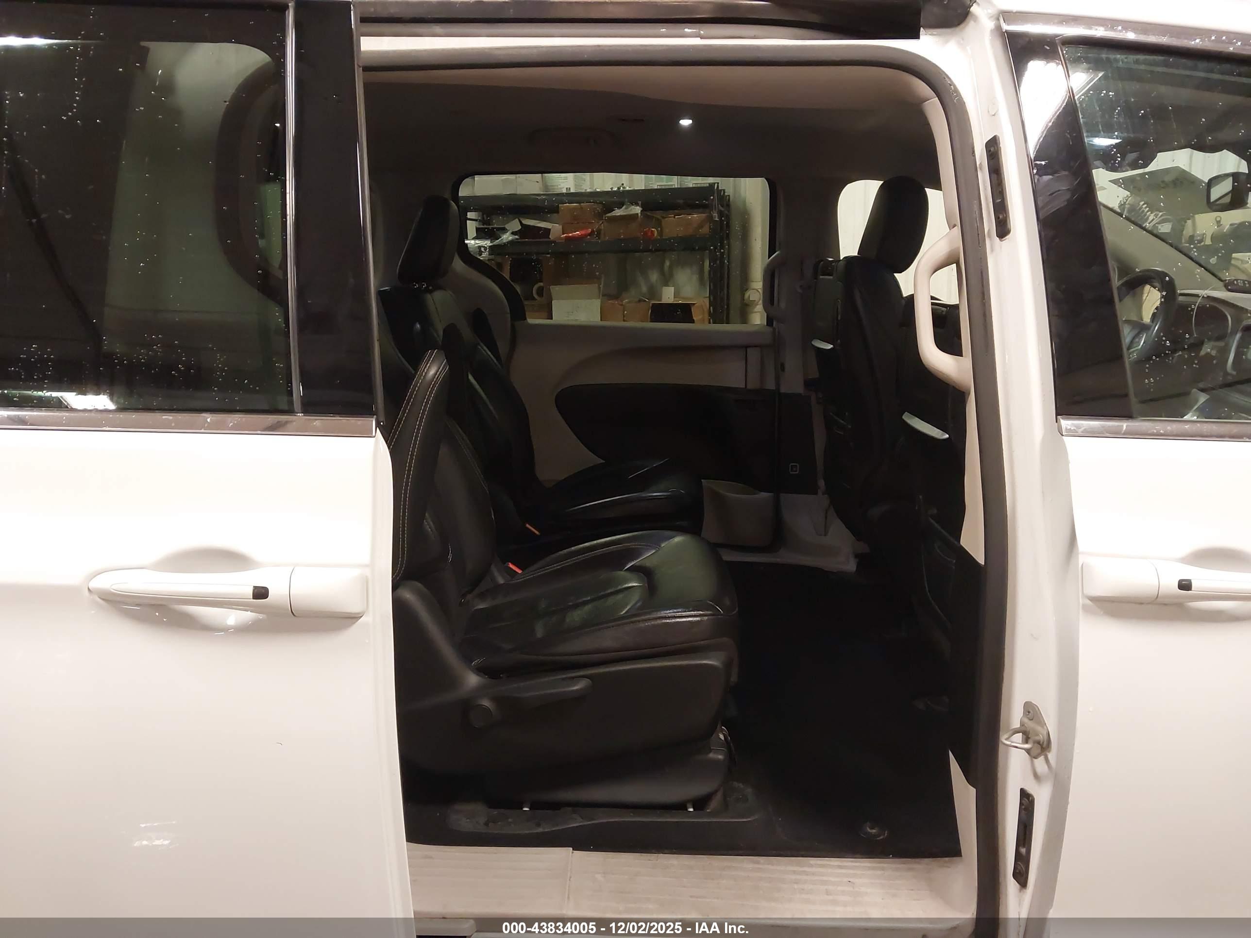 CHRYSLER PACIFICA image 8
