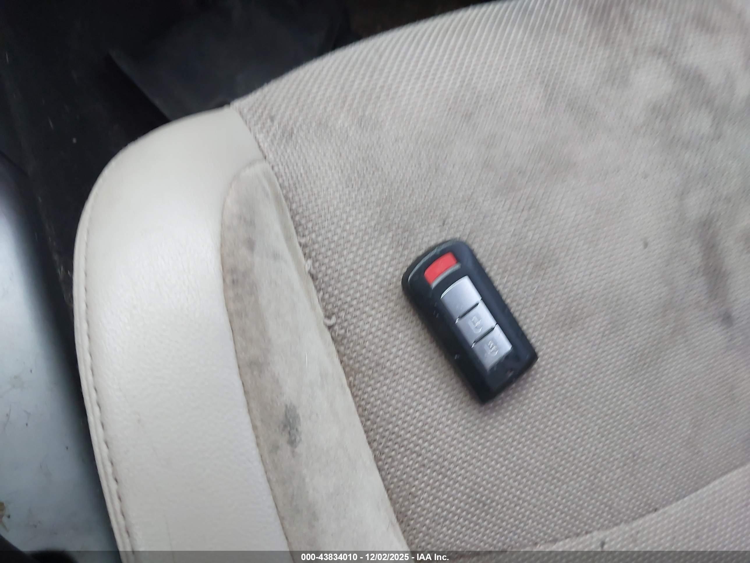 MITSUBISHI OUTLANDER image 11