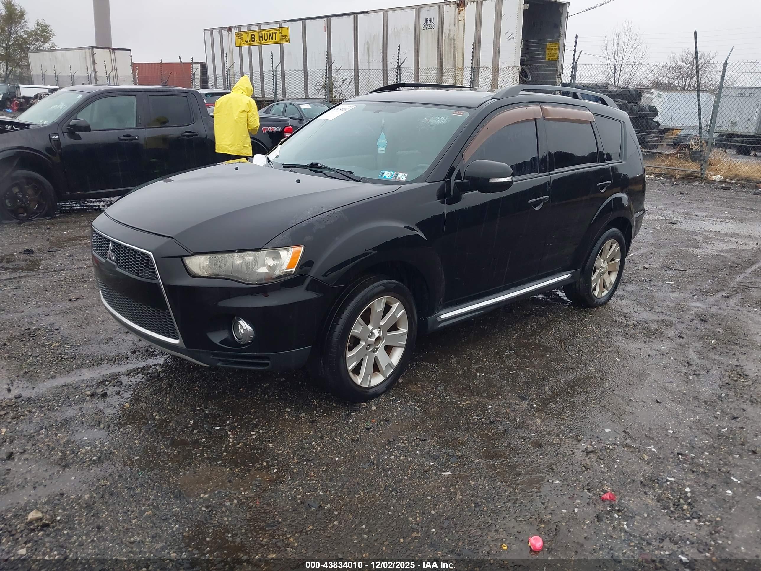 MITSUBISHI OUTLANDER image 2