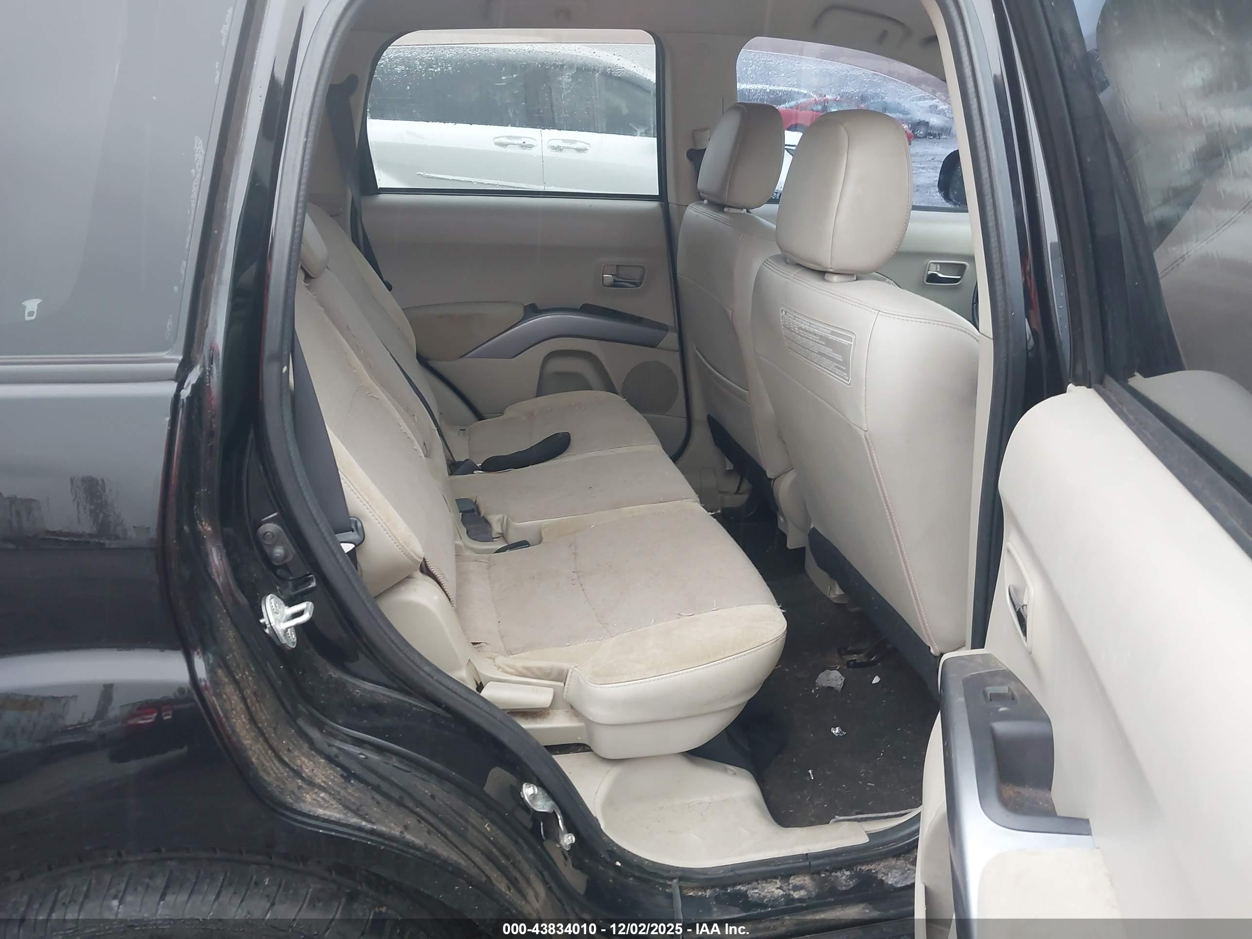 MITSUBISHI OUTLANDER image 8