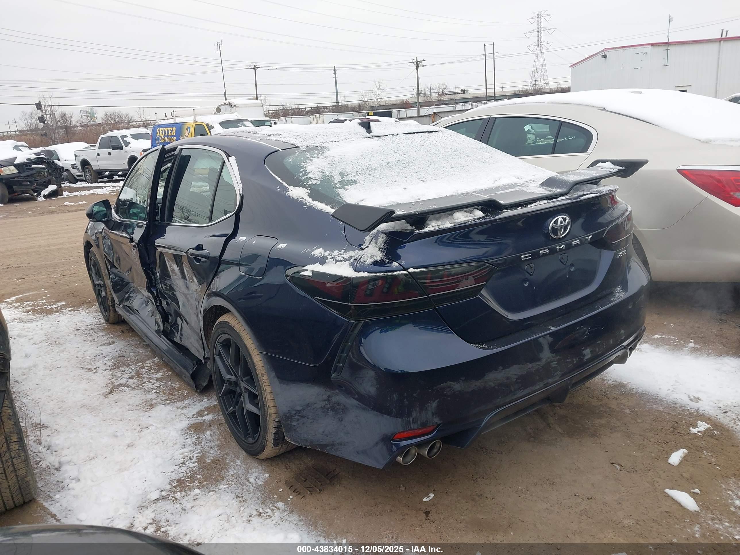 TOYOTA CAMRY image 3