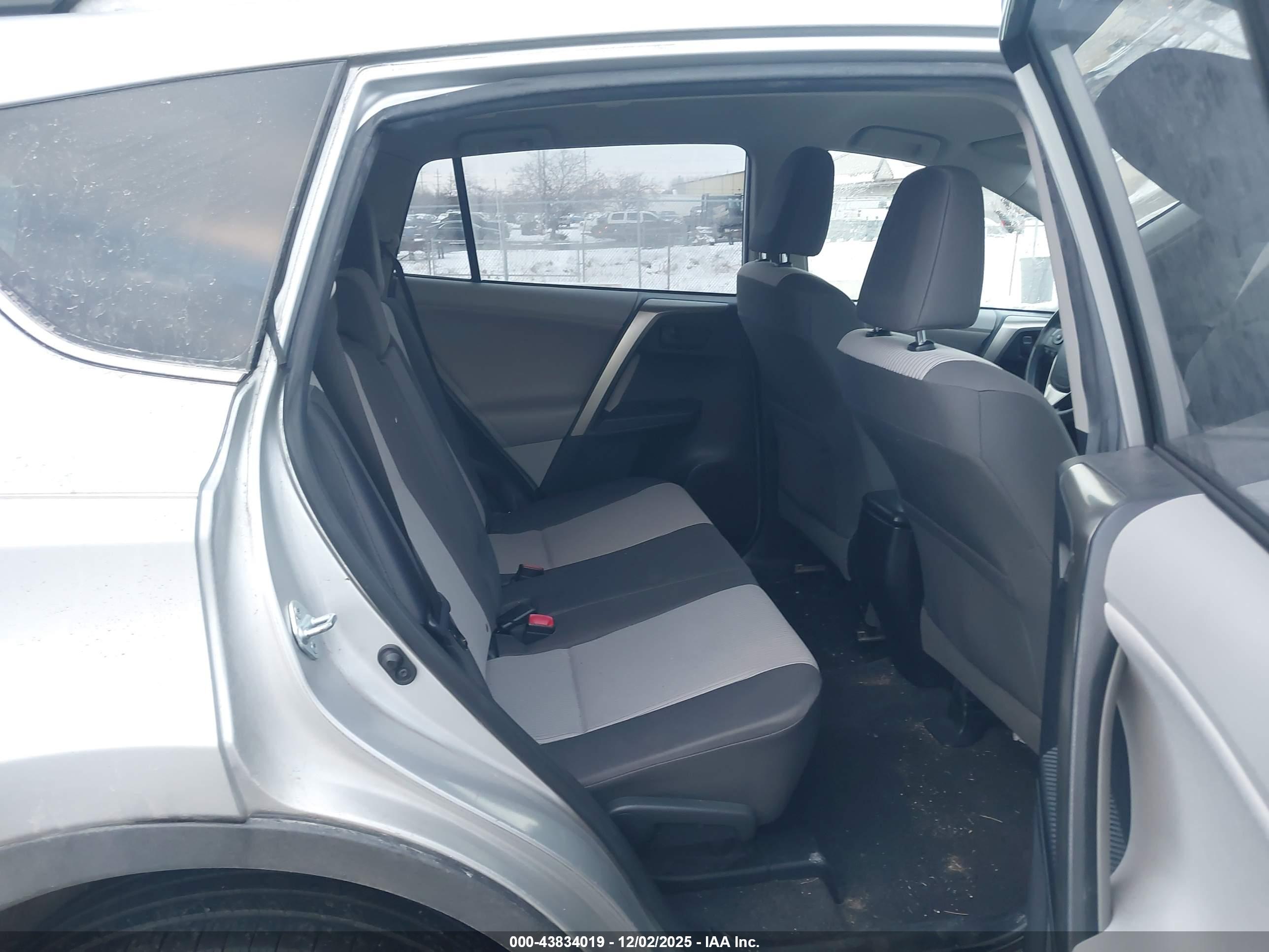 TOYOTA RAV4 image 8