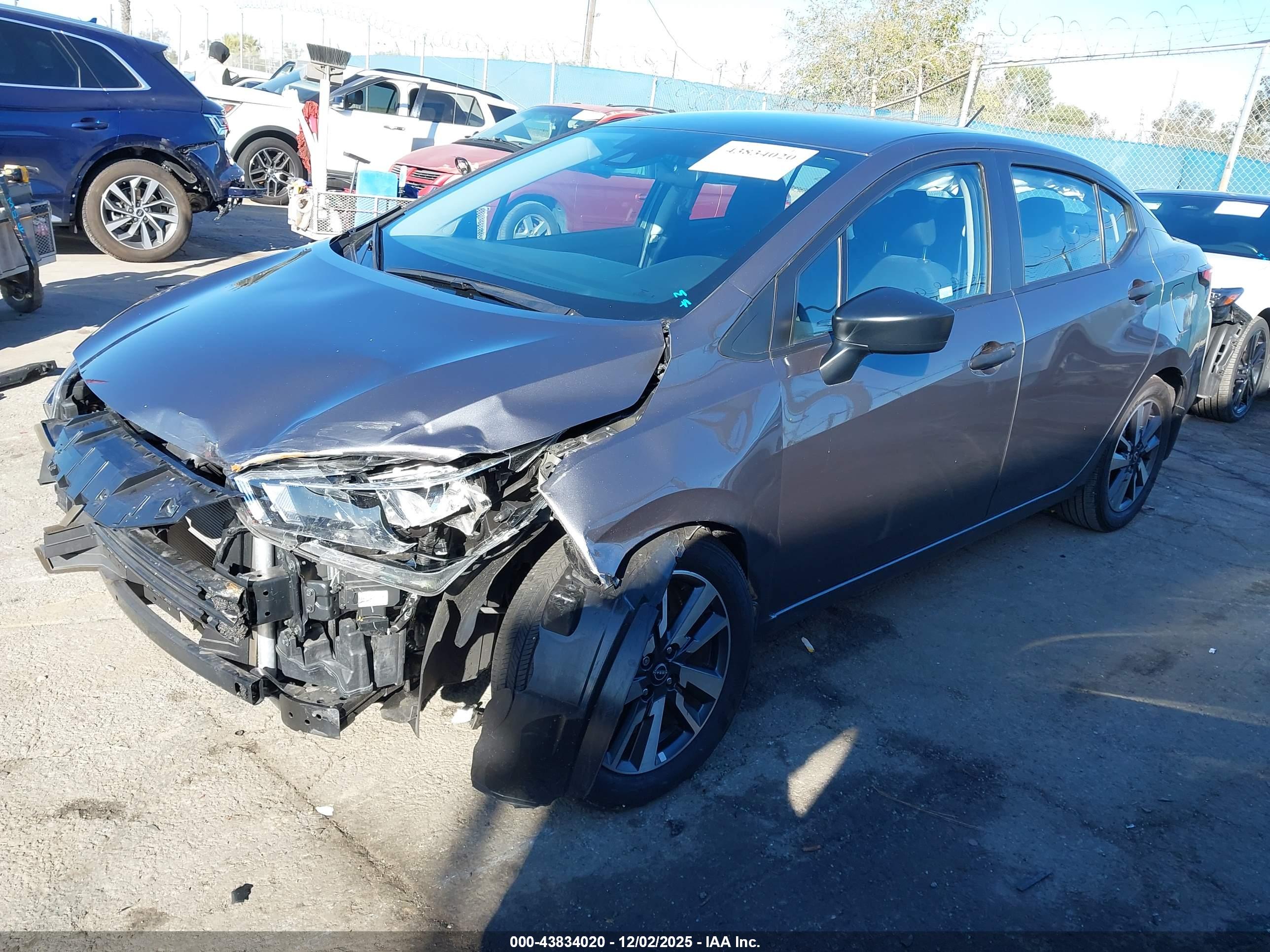 NISSAN VERSA image 2