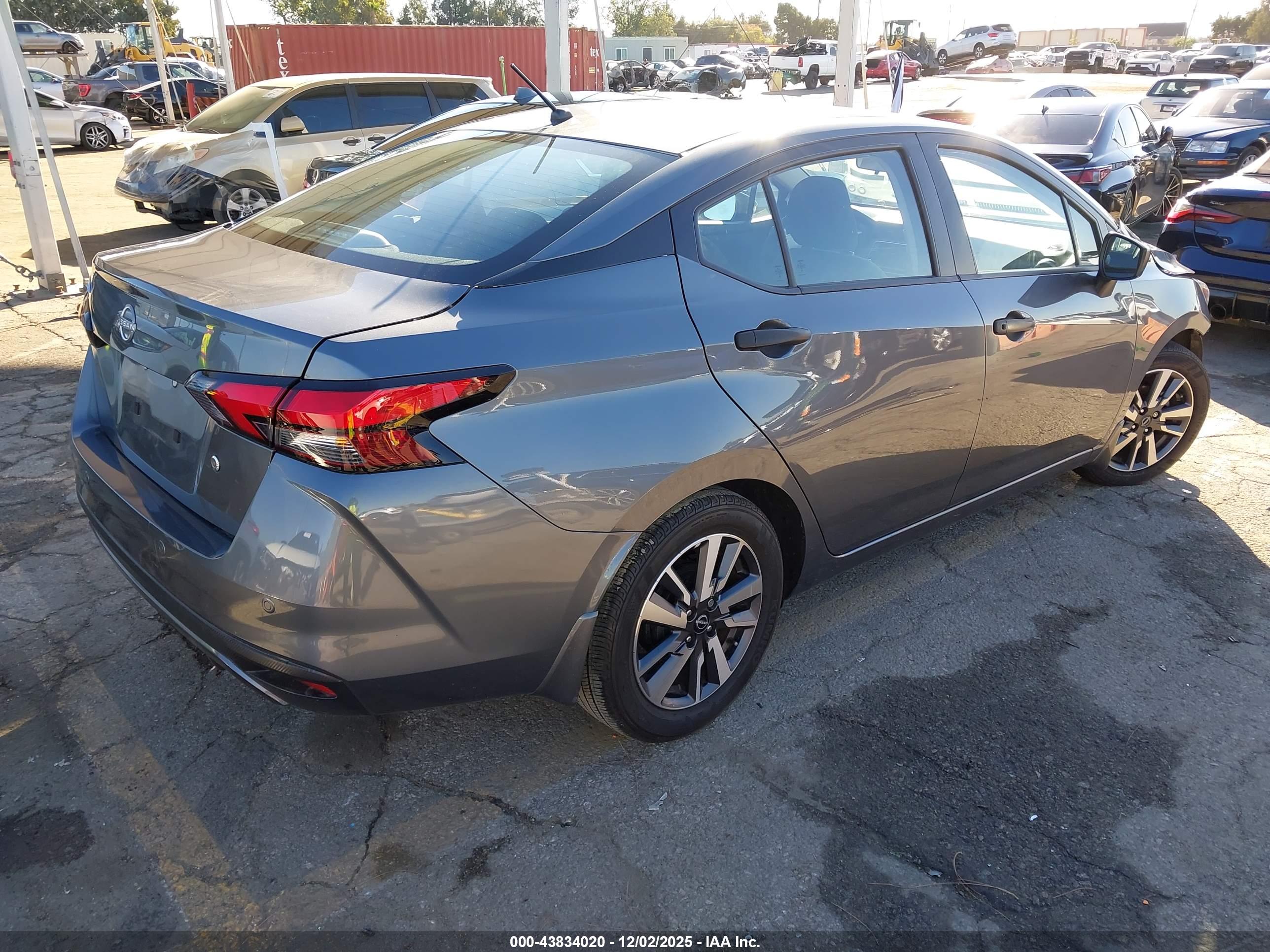 NISSAN VERSA image 4
