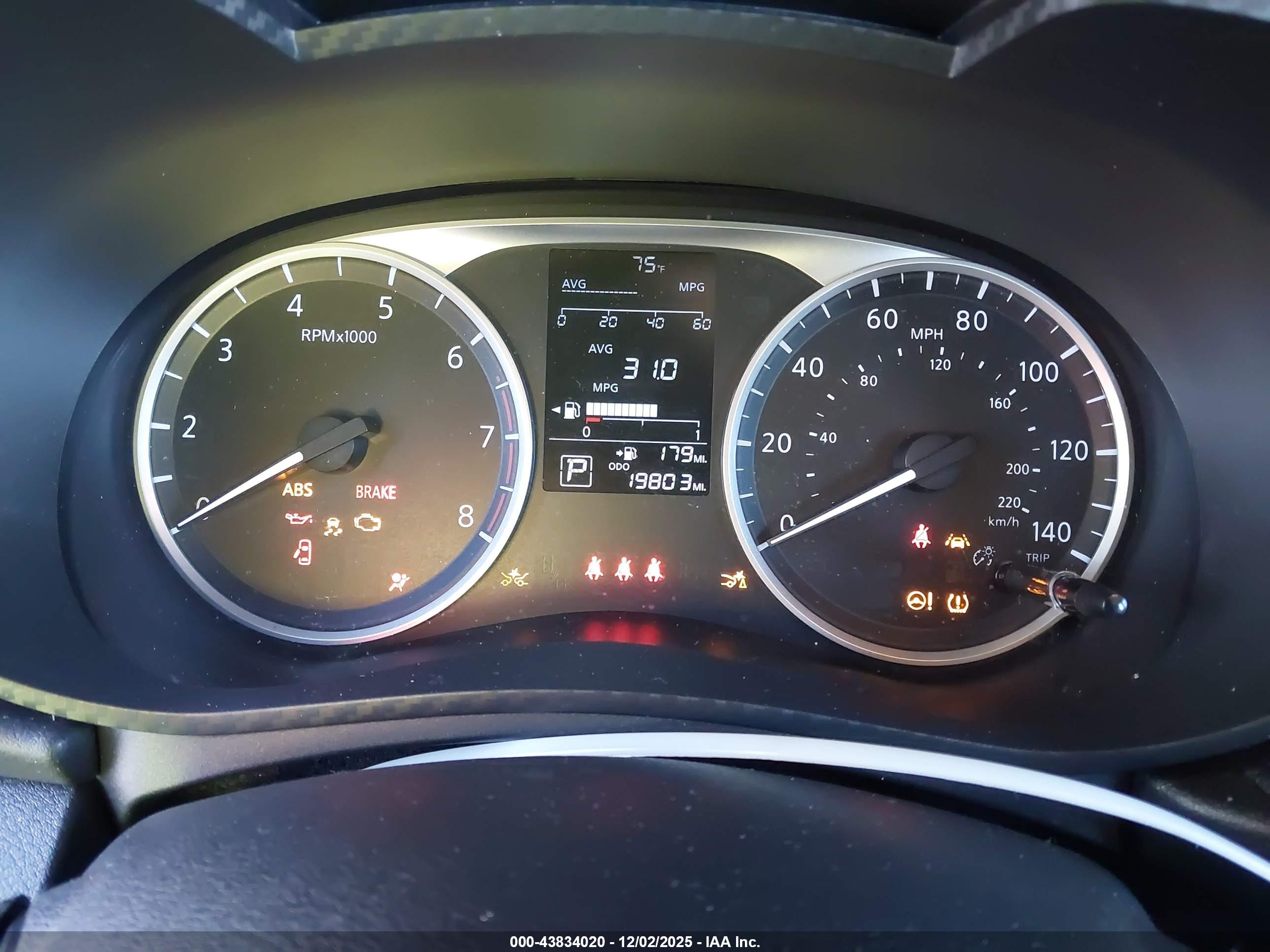 NISSAN VERSA image 7
