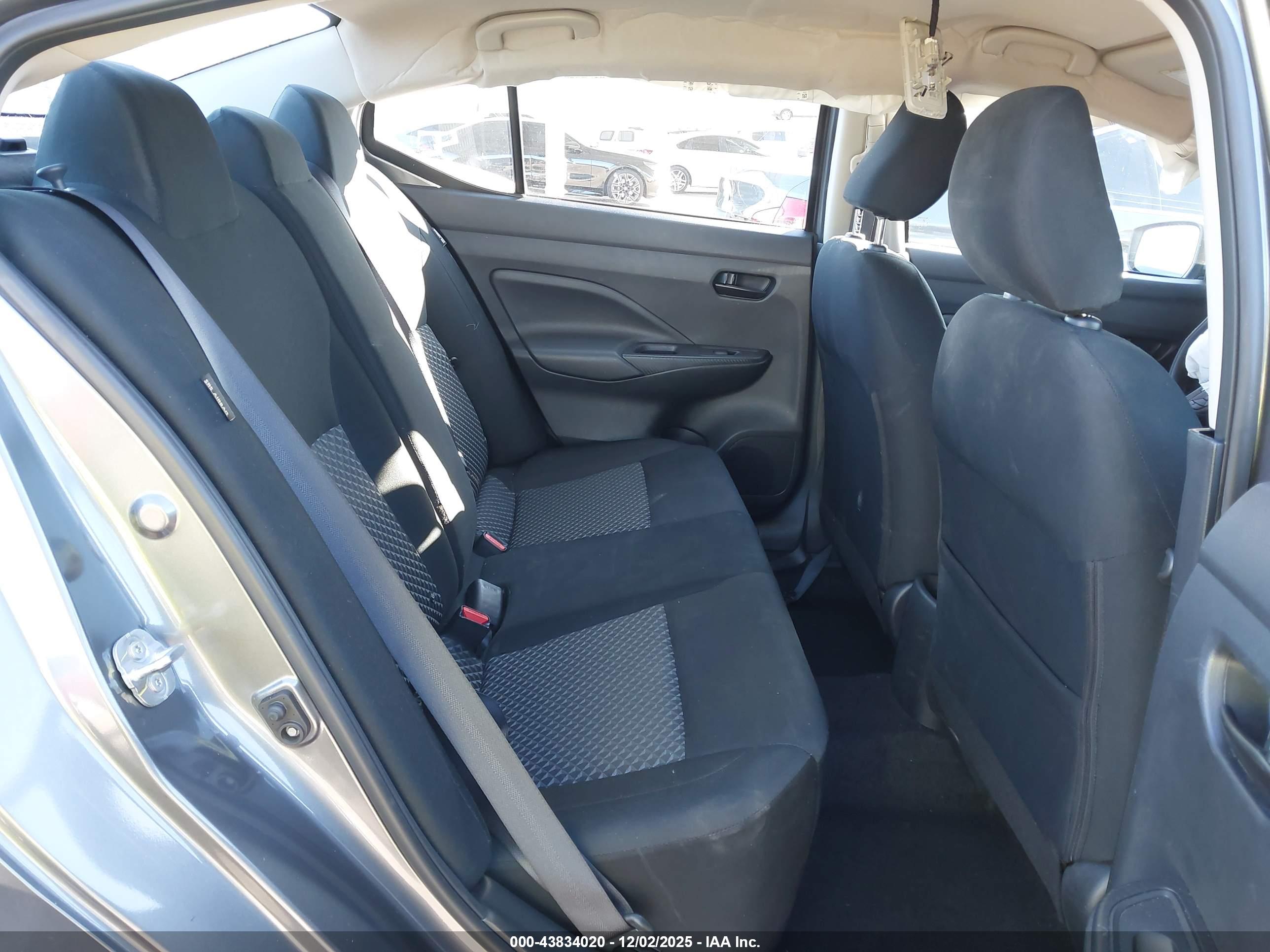 NISSAN VERSA image 8